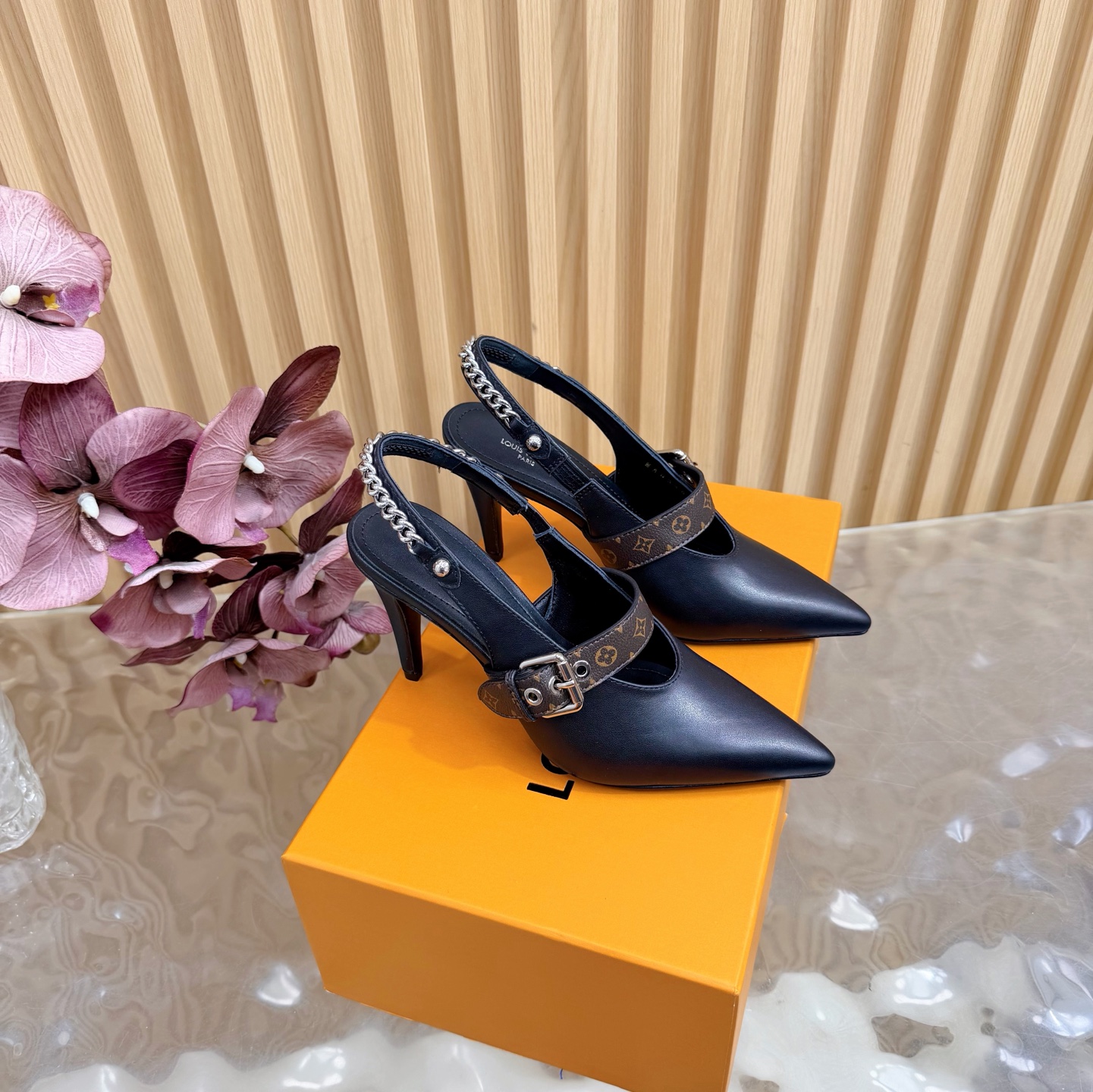 NO:693385,Top version 26ss new summer style LOUIS VUITTON Louis Vuitton LV VIBE chain back flat sandals pointed toe kitten heel high-heeled sandals —————————————— This LV Vibe slingback high-heeled shoes are made of soft sheepskin to create an eye-catching shape. The pointed toe design, leather-covered heel, decorative belt-like Monogram canvas strap and Yingze chain add eye-catching color. The adjustable back strap is equipped with a delicate rectangular buckle. Upper cowhide  Sheepskin lining, Italian injection molded leather outsole, high heels/5.5cm/9cm, size 35-41 (40.41 custom made, non-returnable), high heels sandals, louis vuitton, louis vuitton, louis vuitton, sandals, high heels, cowhide, sheepskin, Leather soles19860909顶级版本 26ss夏季新款 LOUIS VUITTON 路易威登 LV VIBE 链条后空平底凉鞋尖头猫跟高跟凉鞋 ————————————— 本款 LV Vibe 露跟高跟鞋以柔软羊皮革塑就瞩目构型.尖头设计、皮革包覆鞋跟、装饰性腰带状Monogram帆布饰带与莹泽链条增添瞩目姿彩.可调节后带搭配精巧矩形搭扣. 鞋面牛皮 内里垫脚羊皮 鞋底意大利注塑真皮大底 跟高平底/5.5cm/9cm 码数35-41（40.41定做不退换）,高跟鞋凉鞋,louis vuitton,louis vuitton,louis vuitton,sandals,high heels,cowhide,sheepskin,Leather soles,Women's Shoes