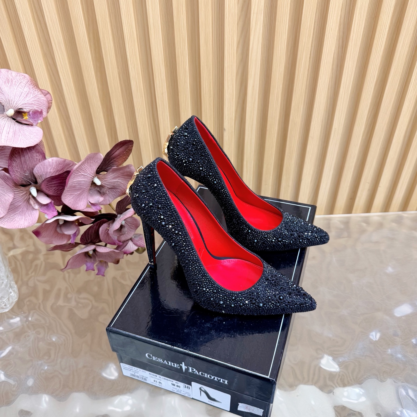 NO:694171,If I must be burdened by high heels, then I want Cesare Paciotti. 'The sharp knife that penetrates the heart.' Cesare Paciotti dagger high heels. Out-of-print high-heeled shoes with heavy investment in mold making and plate matching. The whole series of products will be released one after another. If I must be burdened by high heels, I hope it is Cesare Paciotti. The shoe upper is drilled, the lining is cowhide, the foot pads are cowhide, the heel height is 12cm, the size is 35-43 (ordered at 40.41.42.43), high-heeled shoes, high  heels,cowhide19860909如果一定要受高跟鞋的累 那我就要Cesare Paciotti “插入心脏的利刃” Cesare Paciotti 匕首高跟鞋 绝版重金开模,对版工艺 全系列产品陆续发售 如果一定要受高跟鞋的罪  我希望是Cesare Paciotti 鞋面钻面 内里牛皮 垫脚牛皮 跟高12cm 码数35-43（40.41.42.43订）,高跟鞋单鞋,high heels,cowhide,Women's Shoes