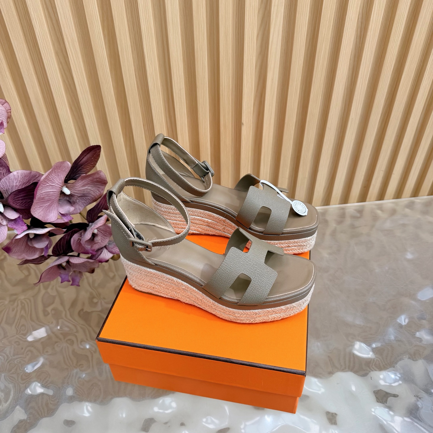 NO:694167,Hermès/Hermès classic waterproof platform wedge-heeled thick-soled sandals —————————— Extremely retro design, strong exotic style, full of fashion, and stylish when worn casually. The simple style is great when paired with a high-end feel. It’s hard not to love the versatile colors and smooth lines!  The fabric is made of imported calfskin/ pebbled cowhide, the inner pads are all lambskin, the Italian imported cowhide outsole Size35-39 (customized 40/41/42), high heels and sandals, hermes, hermes, sandals, high heels, cowhide, sheepskin19860909Hermès/爱马仕经典防水台坡跟厚底凉鞋 —————————— 极约复古的设计 浓厚的异域风情 时髦感十足、随便上脚都很有腔调 简简单单的款式随便搭配一下高级感就很棒 百搭的颜色流畅的线条很难不爱！ 面料采用进口小牛皮/荔枝纹牛皮 内里垫脚均为小羊皮 意大利进口牛皮大底 Size35-39(40/41/42定制）,高跟鞋凉鞋,hermes,hermes,sandals,high heels,cowhide,sheepskin,Women's Shoes