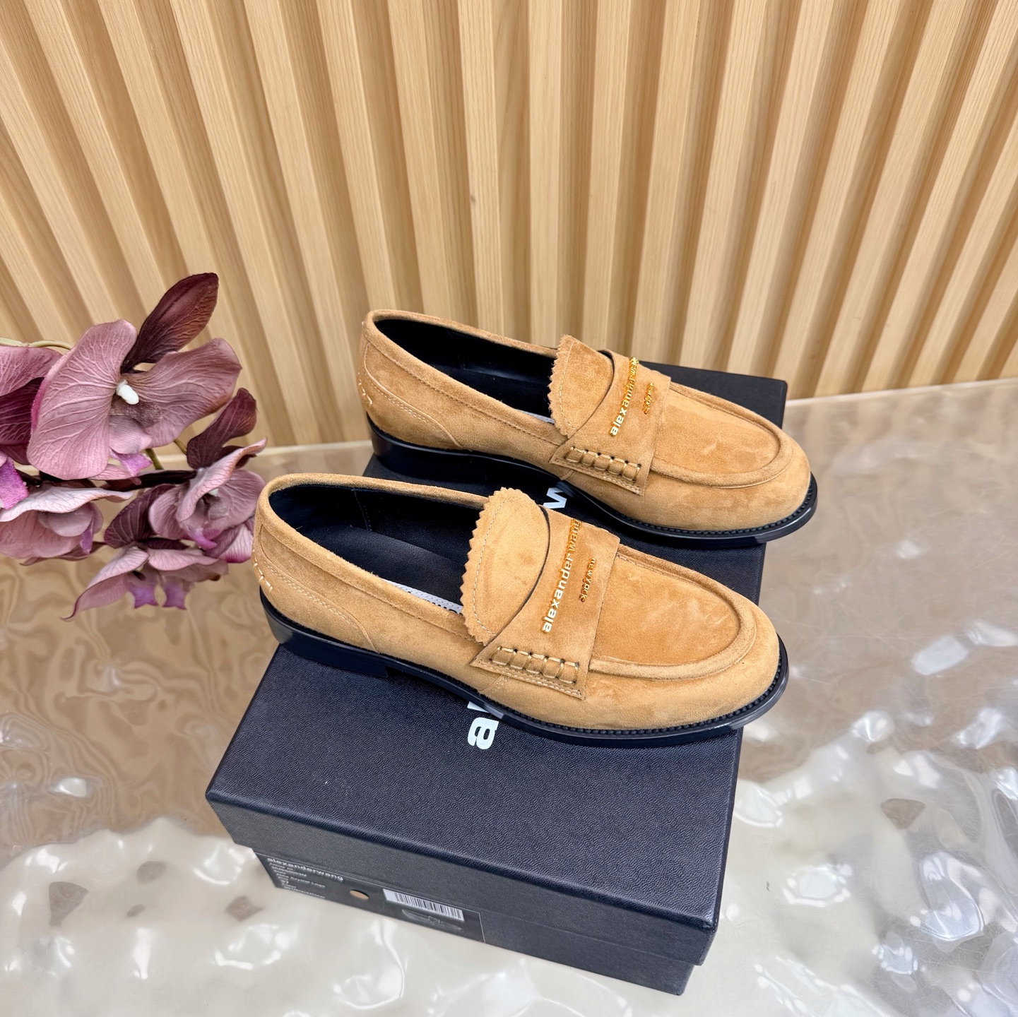 NO:694165,2026 Spring and Summer New Style Purchasing Level Alexander*ang.｜Alexander Wang’s new autumn and winter new products are stunning casual loafers ————————————— Not vulgar but not ordinary!  It looks soft and boneless, but it is actually very tolerant, modifying the shape of the legs and elongating the body!  The lines are smooth, chic, versatile and comfortable on the feet. The modern kitten heel shows attitude, ladies and gentlemen may wish to explore various combinations and wear it with various items such as denim shorts or flowing dresses, which can be matched with various styles~ Go Material: Original custom nubuck leather upper, sheepskin lining, outsole, original leather sole, size 35-41 (customized 40 41), loafers, alexander  wang,loafers,skirts,shorts,sheepskin198609092026春夏新款 代购级别 Alexander*ang.｜亚历山大王秋冬新品绝美休闲乐福鞋 ————————————— 不俗不素！看似柔若无骨,实则包容性极强,修饰腿型,拉长身形！线条流畅,潇洒、百搭且脚感舒适.摩登小猫跟尽显态度,小姐姐们不妨尽情探索多样搭配,与牛仔短裤或飘逸连衣裙等各式单品同穿,均可搭配出各式风情~ Go 材质 鞋面原版定制磨砂皮 内里羊皮内里 大底原版真皮底 码数35-41（40 41 定制）,乐福鞋,alexander wang,loafers,skirts,shorts,sheepskin,Women's Shoes