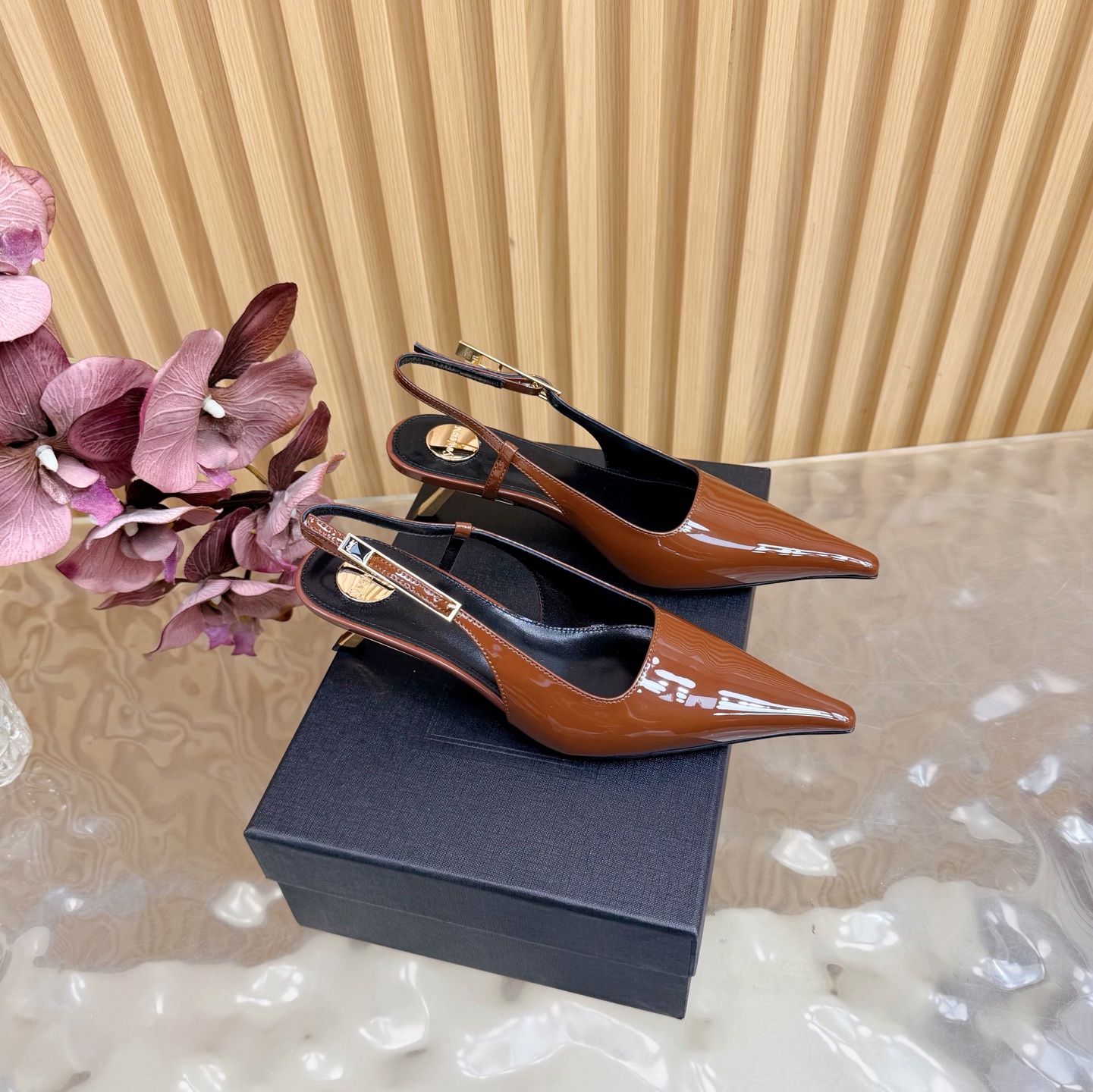 NO:786881,Saint Laurent / Saint Laurent Lee metal stiletto pointed toe high-heeled shoes YSL sister's beautiful high-heeled shoes are also Saint Laurent in the world. Rose's high-heeled shoes of the same style are very good at modifying the foot shape, and the luxurious metal chain. In recent years, SLP has become more and more understanding of women in high-heeled shoes and has moved away from the awkward design impression of waterproof platform models. YSL's beautiful high-heeled shoes have patent leather uppers and genuine leather soles. Heel height is 4.5cm.  Size 35-42 (40, 41, 42 customized, non-refundable and non-exchangeable), high heels and sandals, loro piana, saint laurent, saint laurent, saint laurent, sandals, high heels, Leather soles19860909Saint Laurent / 圣罗兰Lee金属细跟 尖头高跟鞋YSL姐姐的美丽尤物高跟鞋  又是人间圣罗兰 Rose同款的高跟鞋化很好修饰脚型,奢华金属链 这几年SLP是在高跟鞋越来越懂女人了朝摒奔了防水台款的尴尬设计印象ysl绝美高跟鞋 鞋面漆皮 鞋底真皮大底 跟高4.5cm 尺码35-42(40、41、42定制不退不换),高跟鞋凉鞋,loro piana,saint laurent,saint laurent,saint laurent,sandals,high heels,Leather soles,Women's Shoes