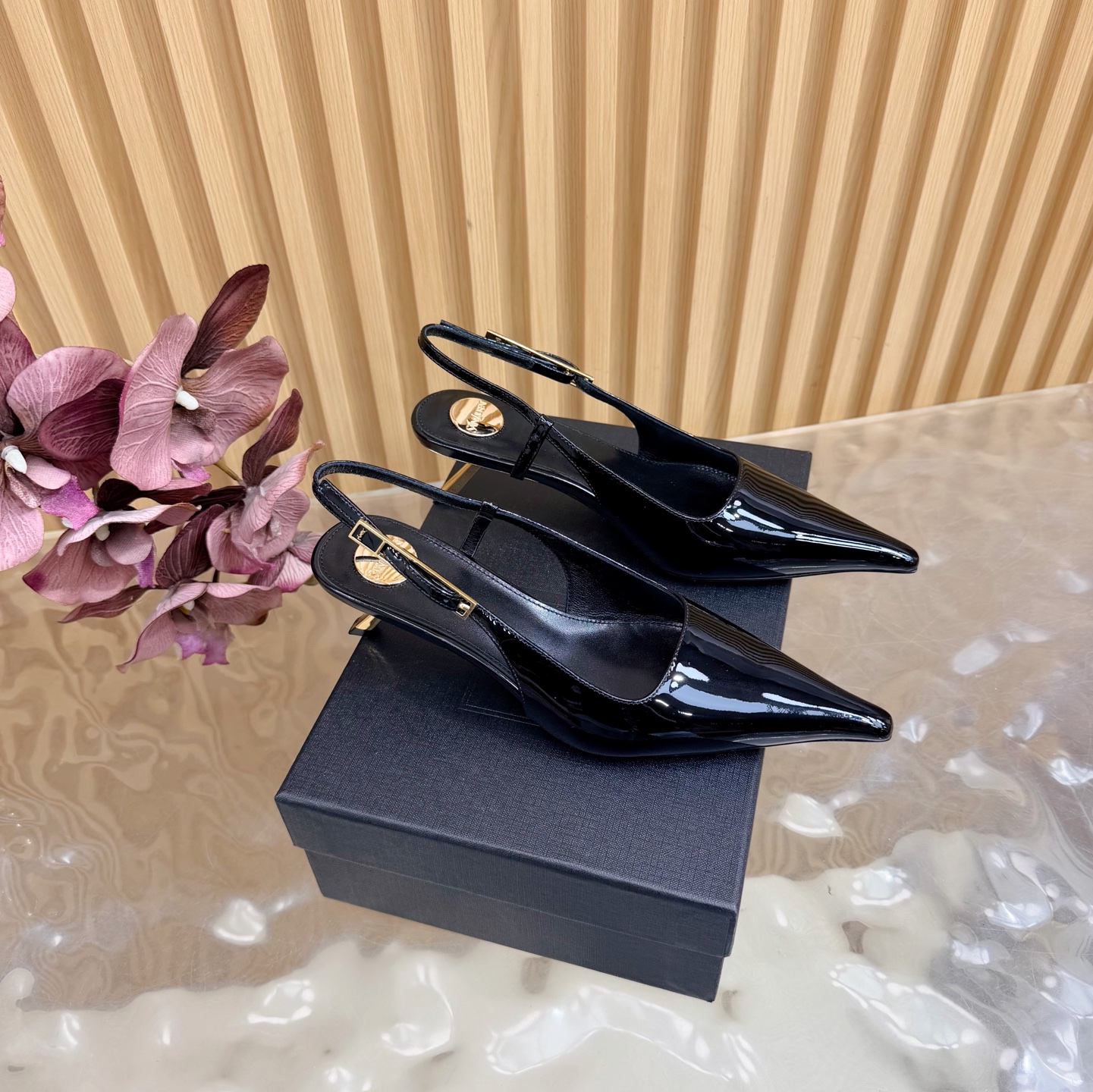 NO:694158,Saint Laurent / Saint Laurent Lee metal stiletto pointed toe high-heeled shoes YSL sister's beautiful high-heeled shoes ———————————— Another Saint Laurent Rose high-heeled shoes of the same style are very good at modifying the foot shape, luxury metal chain. In recent years, SLP has become more and more understanding of women in high-heeled shoes and has moved away from the embarrassing design impression of waterproof platform models. YSL's beautiful high-heeled shoes have patent leather uppers and genuine leather soles. Heel height is 4.5cm.  Size 35-42 (40, 41, 42 customized, non-refundable and non-exchangeable), high heels and sandals, loro piana, saint laurent, saint laurent, saint laurent, sandals, high heels, Leather soles19860909Saint Laurent / 圣罗兰Lee金属细跟 尖头高跟鞋YSL姐姐的美丽尤物高跟鞋 —————————————— 又是人间圣罗兰 Rose同款的高跟鞋化很好修饰脚型,奢华金属链 这几年SLP是在高跟鞋越来越懂女人了朝摒奔了防水台款的尴尬设计印象ysl绝美高跟鞋 鞋面漆皮 鞋底真皮大底 跟高4.5cm 尺码35-42(40、41、42定制不退不换),高跟鞋凉鞋,loro piana,saint laurent,saint laurent,saint laurent,sandals,high heels,Leather soles,Women's Shoes