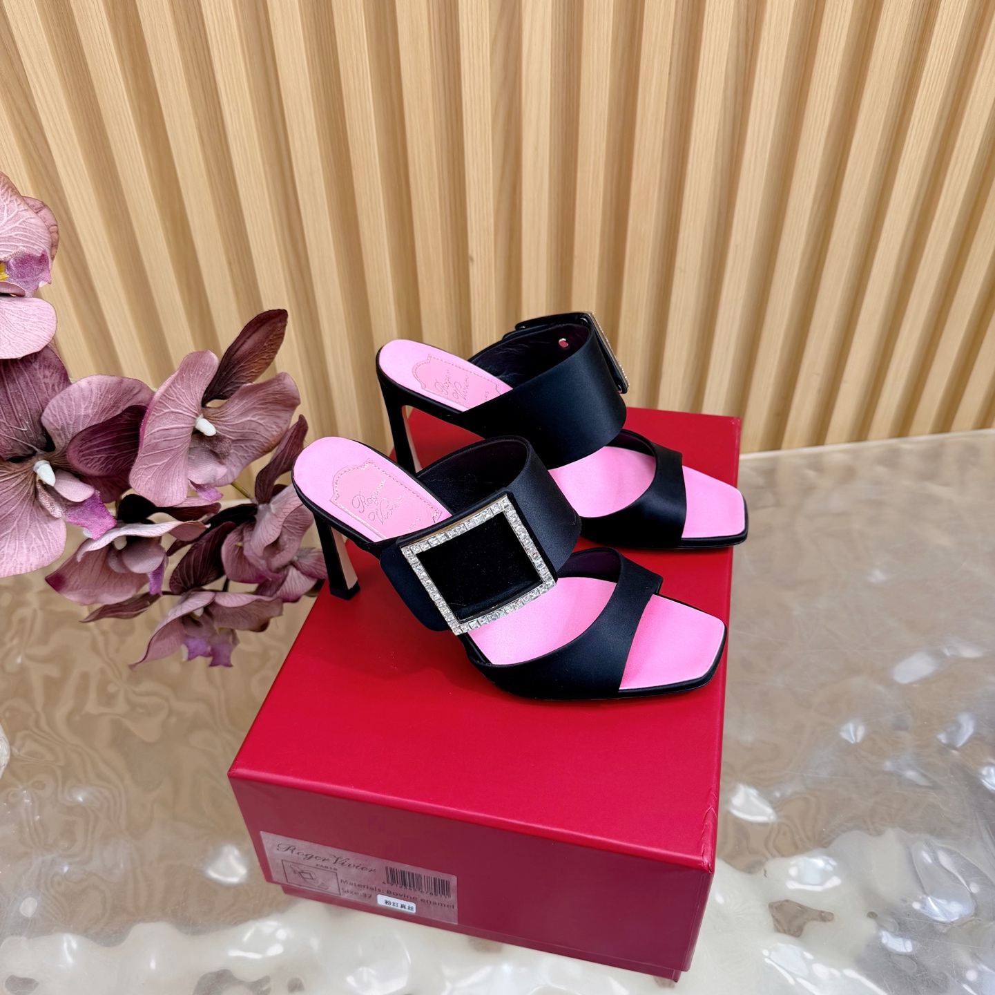 NO:694190,2026 Spring and Summer New Style Roger Vivie* RV Classic Square Buckle Fish Mouth High Heel Half Flip Flops/Sandals ———————————— When you see these shoes, you will stand aside, otherwise you can say that they are classics for thousands of years!  Classic hardware square buckle, very full and round texture, very good gloss, upper made of imported silk, lining mixed sheepskin, Italian imported cowhide outsole, heel height 9.5cm, Size35-39 (40, 41 customized), high heels and slippers, roger vivor, sandals, high heels, slippers, cowhide, sheepskin, real silk198609092026春夏新款Roger Vivie* RV经典方扣鱼嘴 高跟半拖/凉鞋 ———————————— 单鞋看到它都地靠边站要不怎么说是万年经典款呢！经典五金方扣 非常饱满圆润质感超强 光泽度贼拉好 鞋面采用进口真丝 内里垫脚混种羊皮 意大利进口牛皮大底 跟高9.5cm Size35-39（40、41 定制）,高跟鞋拖鞋,roger vivier,sandals,high heels,slippers,cowhide,sheepskin,real silk,Women's Shoes