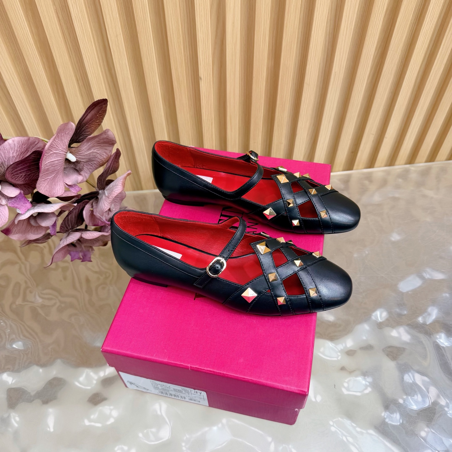 NO:694186,Valentino high heels decorated with metal rivets. Official color matching output [Valentino] Valentino luxury rhinestone heels fashion shoe series Garavani VLogo Signature series pointed toe sandals New color matching synchronized with fashion week show ————————————— Classic and versatile, metal nails plus metal buckle decoration, playful and sexy Original custom cowhide for the upper Metal buckle original molding Genuine leather sole Heel height: flat  Size 35-40 (40.41.42 no return or exchange) Packaging Valentino full set of packaging, ballet shoes, valentino, valentino, sandals, cowhide19860909金属铆钉装饰华伦天奴高跟 配色官方同步输出【Valentino】 华伦天奴奢华水钻跟鞋时装鞋系列Garavani VLogo Signature系列 尖头凉鞋 时装周秀场同步新配色 ————————————— 经典百搭,金属钉加持金属扣装饰,俏皮又性感 鞋面原版定制牛皮 金属扣原版开模 鞋底真皮 跟高:平底 码数35-40（40.41.42无退换） 包装华伦天奴全套包装,芭蕾舞鞋,valentino,valentino,sandals,cowhide,Women's Shoes