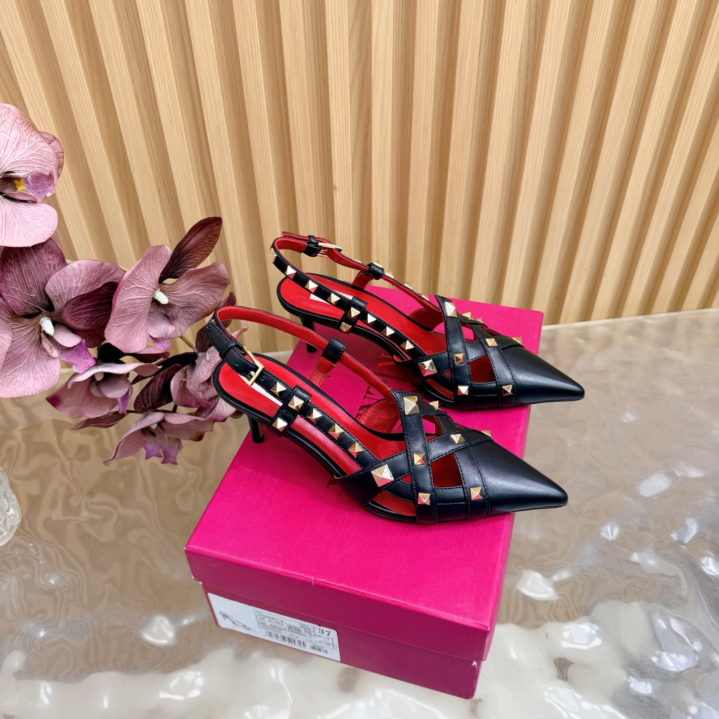 NO:694183,Valentino high heels decorated with metal rivets. Official color matching output [Valentino] Valentino luxury rhinestone heels fashion shoe series Garavani VLogo Signature series pointed toe sandals. New colors synchronized with the fashion week show. ————————————— Classic and versatile, metal nails and metal buckle decoration, playful and sexy. Original customized cowhide upper. Original metal buckle mold. Genuine leather sole. Heel height: 6.5cm.  Size 35-40 (40.41.42 no return) Packaging Valentino full set of packaging, high heels and sandals, valentino, valentino, sandals, high heels, cowhide19860909金属铆钉装饰华伦天奴高跟 配色官方同步输出【Valentino】 华伦天奴奢华水钻跟鞋时装鞋系列Garavani VLogo Signature系列 尖头凉鞋 时装周秀场同步新配色 ————————————— 经典百搭,金属钉加持金属扣装饰,俏皮又性感 鞋面原版定制牛皮 金属扣原版开模 鞋底真皮 跟高:6.5cm 码数35-40（40.41.42无退换） 包装华伦天奴全套包装,高跟鞋凉鞋,valentino,valentino,sandals,high heels,cowhide,Women's Shoes