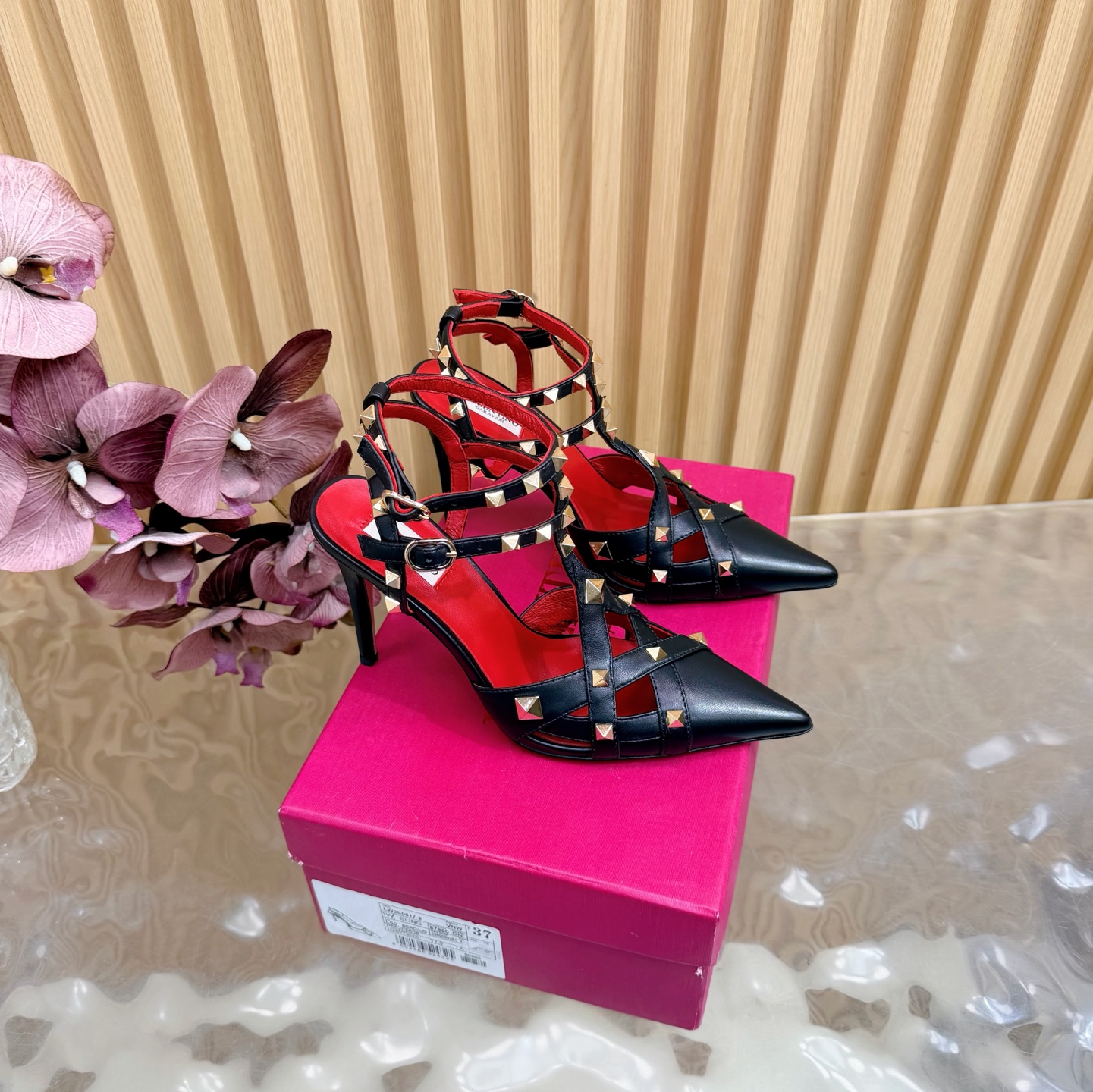 NO:694179,Valentino high heels decorated with metal rivets. Official color matching output [Valentino] Valentino luxury rhinestone heels fashion shoe series Garavani VLogo Signature series pointed toe sandals New color matching synchronized with fashion week show ————————————— Classic and versatile, metal nails plus metal buckle decoration, playful and sexy Original custom cowhide for the upper Metal buckle original molding Genuine leather sole Heel height: 10cm  Size 35-40 (40.41.42 no return) Packaging Valentino full set of packaging, high heels and sandals, valentino, valentino, sandals, high heels, cowhide19860909金属铆钉装饰华伦天奴高跟 配色官方同步输出【Valentino】 华伦天奴奢华水钻跟鞋时装鞋系列Garavani VLogo Signature系列 尖头凉鞋 时装周秀场同步新配色 ————————————— 经典百搭,金属钉加持金属扣装饰,俏皮又性感 鞋面原版定制牛皮 金属扣原版开模 鞋底真皮 跟高:10cm 码数35-40（40.41.42无退换） 包装华伦天奴全套包装,高跟鞋凉鞋,valentino,valentino,sandals,high heels,cowhide,Women's Shoes