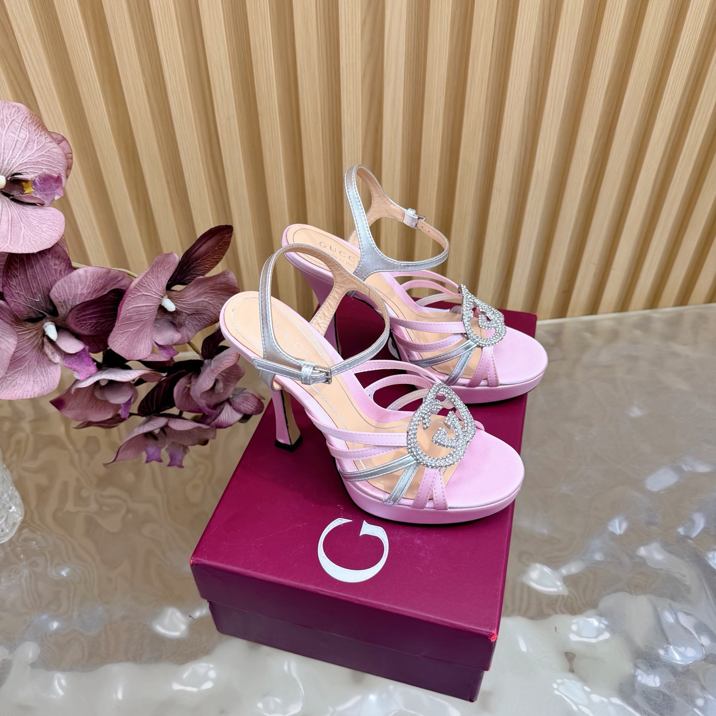 NO:696203,2026 New Spring New Gucci Early Spring Rhinestone Double G Thin Strap High Heel Platform Sandals ———————————— Encrusted with fine rhinestones, they sparkle under the refraction of light. They are not exaggerated but have high-gloss recognition. They are the contemporary translation of the brand’s century-old DNA. The 10.5cm high heels are tall and stylish. The feet of small people can naturally elongate the body proportions. The versatile attribute is suitable for all scenes. Paired with silk suspender skirts.  It is gentle and elegant for dating and commuting. It is paired with high-waisted wide-leg pants and a simple shirt. It has a smart and modern style. Paired with a floral tea dress, it is suitable for early spring vacations. It can easily become the finishing touch of the style. It is suitable for switching between day and night. The fabric is made of original patent leather/silk. The lining is made of sheepskin. The Italian imported leather outsole has a heel height of 10.5cm.  size35-39 (40/41/42 customized), high heels and sandals, gucci, sandals, high heels, skirts, shirts, sheepskin, real silk, Leather soles198609092026新春新款 Gucci早春水钻双G细带高跟水台凉鞋 ———————————— 满镶细碎水钻 光线折射下闪映莹润光泽 不浮夸却自带高光辨识度 既是品牌百年DNA的当代转译 10.5cm高跟挺拔有型 小个子上脚可自然拉长身形比例 百搭属性适配全场景穿搭 搭配真丝吊带裙 是约会通勤的温柔奢雅 配高腰阔腿裤与简约衬衫 干练摩登格调 搭碎花茶歇裙 适配早春度假出行 轻松成为造型点睛之笔 昼夜切换造型皆得体出众. 面料采用原版漆皮/真丝 内里踮脚均为羊皮 意大利进口真皮大底 跟高10.5cm size35-39（40/41/42定制）,高跟鞋凉鞋,gucci,sandals,high heels,skirts,shirts,sheepskin,real silk,Leather soles,Women's Shoes