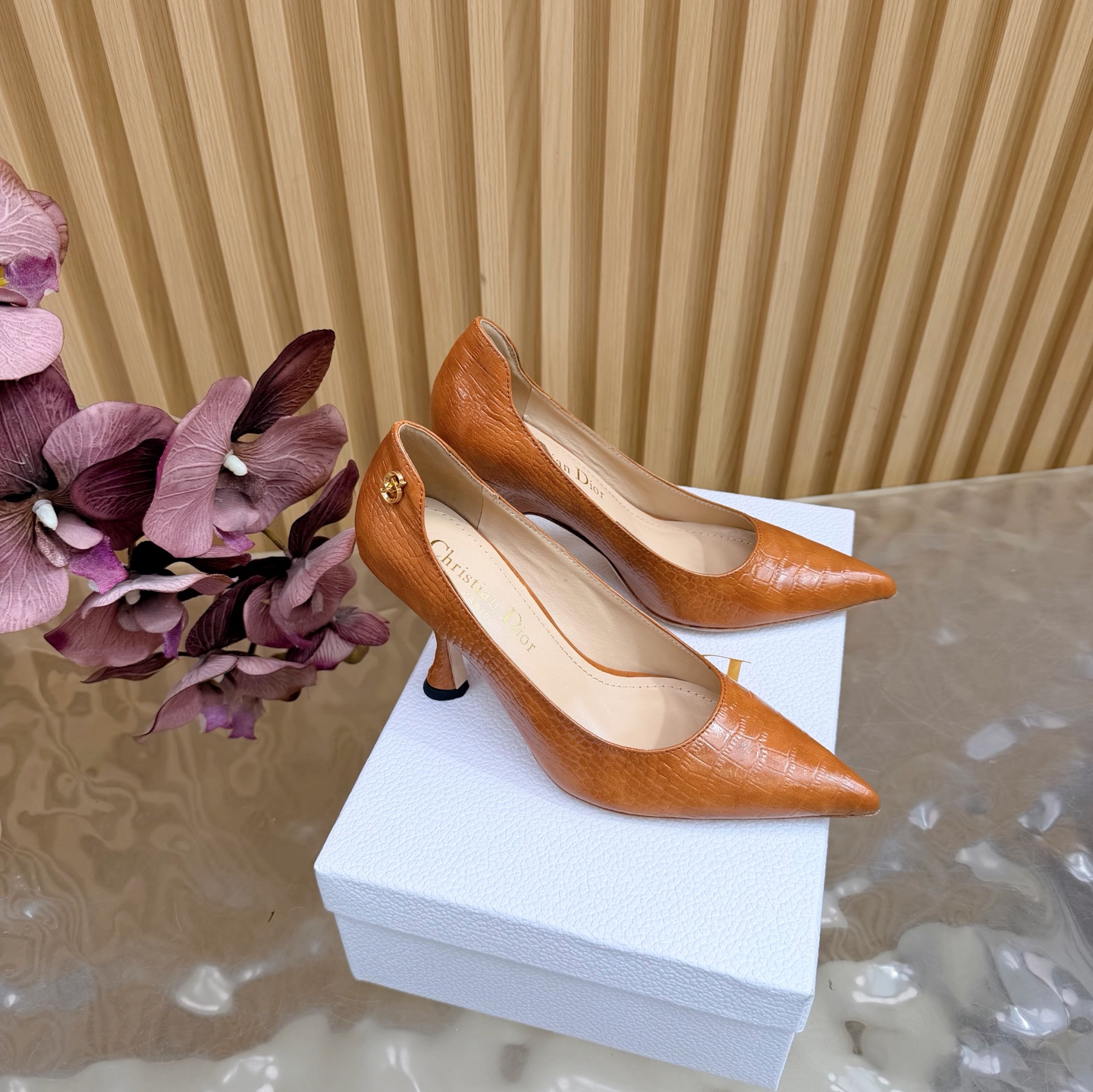 NO:696189,DIOR2025/ Spring and summer new CD buckle high-heeled temperament single shoes. This style is exactly what girls like. ———————————— Continue the timeless classics of the D family!  This shoe is low-key yet gorgeous, sexy yet not ostentatious. The shape of the shoe is a delicate style that everyone loves. It is very slim. The entire curvature of the side perfectly shows the curve of the foot. It has a mature feminine flavor but also has a lively girlish feel. It looks so good on the foot. It is worth recommending. Go material. The upper is imported sheep leather/cowhide. The lining is mixed sheepskin. Outsole is imported cowhide leather. Heel height is 8cm.  Size 35/41 (40/41 customization is non-refundable), high-heeled shoes, dior, dior, high heels, cowhide, sheepskin, sheep19860909DIOR2025/ 春夏新品 CD扣高跟气质单鞋这款完全长在女生喜欢的点上 ————————————— 延续D家永恒经典！这款鞋低调不失华丽 性感又不显张扬 鞋型是大家都爱的秀气款 非常非常显瘦 侧面整个弧度将脚部曲线完美展现 既有成熟女人味 又不乏一丝活泼少女感, 上脚也太好看了,值得推荐 Go 材质 鞋面进口羊京/牛皮 内里混种羊皮 大底意大利进口牛皮大底 跟高 8cm 码数35/41（40/41定制不退换）,高跟鞋单鞋,dior,dior,high heels,cowhide,sheepskin,sheep,Women's Shoes