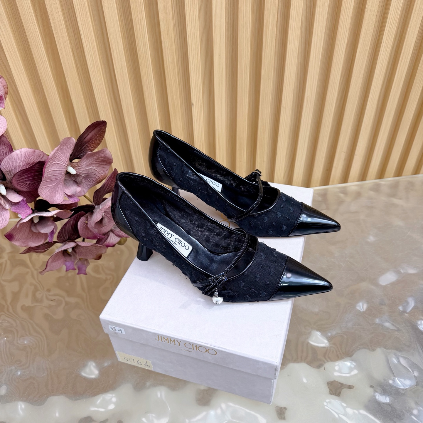 NO:696185,Jimmy Choo | Jimmy Choo's new mesh square-toe kitten heel slippers!  Jc classic crystal hot diamond mesh high heels ————————————— A super fairy!  Breathtakingly beautiful, super flashy and expensive Swarovski crystal diamonds, bling bling... Super invincible goddess style on the feet. The upper is made of imported mesh/Swarovski crystal diamonds. The upper is made of original open-edge beads/mesh. The lining is full sheepskin. Italian imported cowhide sole. Size: 35-41 (40/41 is non-refundable), sandals, jimmy choo, swarovski, sandals, high  heels,slippers,cowhide,sheepskin19860909Jimmy Choo｜周仰杰新品网纱方头小猫跟拖鞋！Jc经典水晶烫钻网纱高跟鞋 ————————————— 超级仙的一款啊！美得让人窒息 超闪昂贵施华洛世奇水晶钻 bling bling滴.. 上脚超级无敌女神范 鞋面采用进口网纱/施华洛世奇水晶钻 鞋面采用原版开边珠/网 内里垫脚全羊皮 意大利进口牛皮大底 码数:35-41（ 40/41定不退换）,凉鞋单鞋,jimmy choo,swarovski,sandals,high heels,slippers,cowhide,sheepskin,Women's Shoes