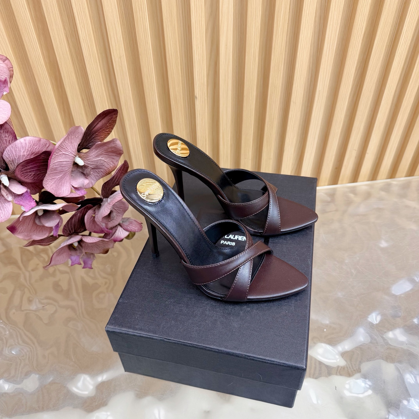 NO:696233,Saint Lauren* 25ss new YSL Logo high-heeled shoes and slippers —————————— Ysl catwalk style high-heeled shoes. Match them with various small skirts. You don’t have to choose the shape of your feet at all. Ysl Logo heels are particularly beautiful!  Under the illumination of the light, the illusion of color appears. It is so beautiful that the whiteness of the upper toes makes people look head-high!  Unleash the infinite elegance and charm and explore more high-heeled shoes!  Fabric cowhide leather outsole Heel height 10.5cm Size 35-40 (40 41 customized), high heels and slippers, saint laurent, saint laurent, saint laurent, high heels, slippers, skirts, cowhide, Leather soles19860909圣罗兰Saint Lauren* 25ss新YSL Logo高跟鞋拖 ———————————— Ysl走秀款高跟鞋 各种小裙子搭配起来 完全不挑脚型哦 Ysl Logo跟特别好看！在光线的照耀下呈现幻彩 真的美的过分 上脚显白的让人上头！释放无限优雅魅力 探索更多臻选高跟鞋！ 面料牛皮 大底真皮大底 跟高10.5cm 码数35-40（40 41 定制）,高跟鞋拖鞋,saint laurent,saint laurent,saint laurent,high heels,slippers,skirts,cowhide,Leather soles,Women's Shoes