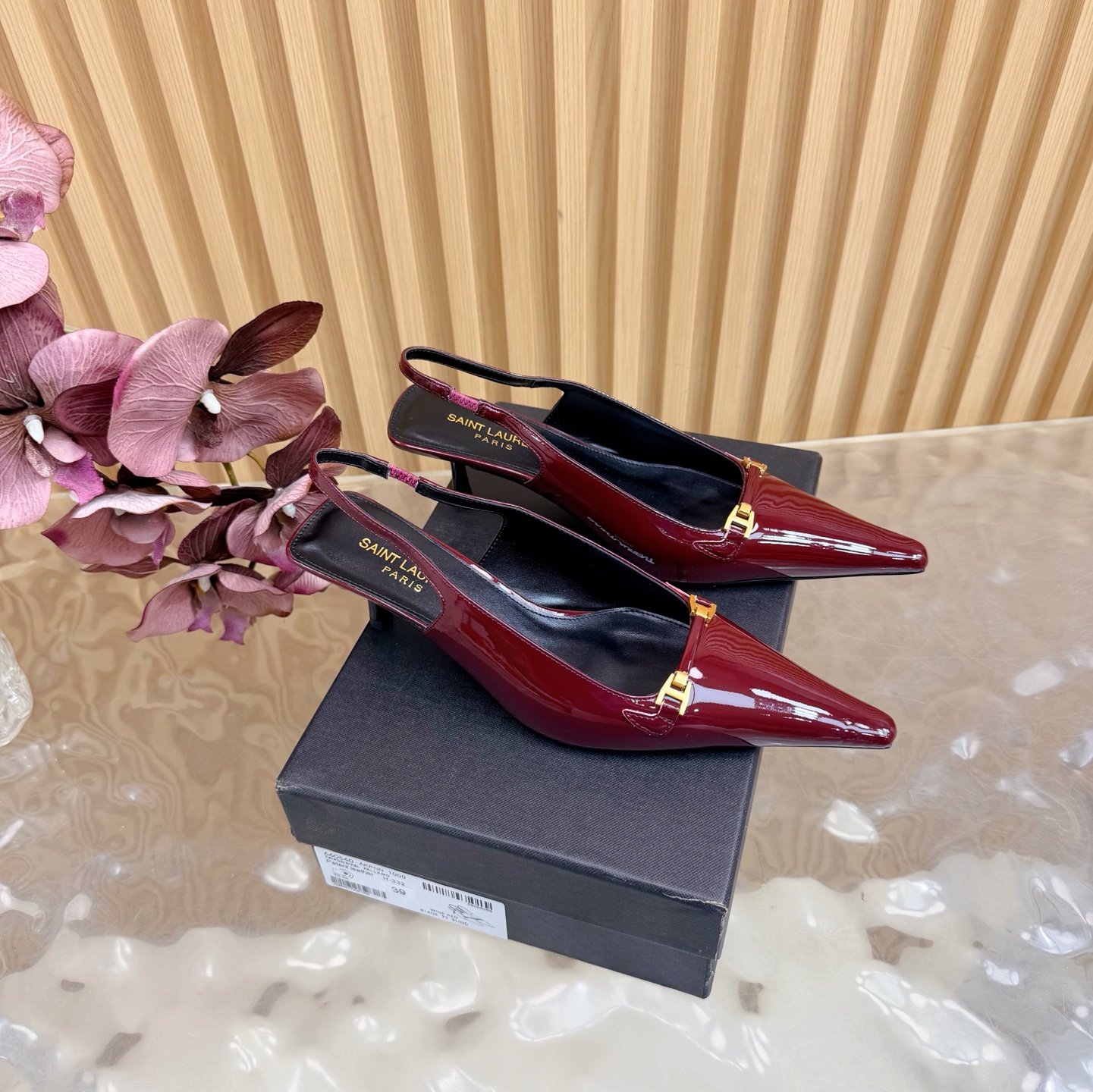 NO:696227,Saint Lauren* 25ss new YSL Logo high-heeled shoes and slippers —————————— Ysl catwalk style high-heeled shoes. Match them with various small skirts. You don’t have to choose the shape of your feet at all. Ysl Logo heels are particularly beautiful!  Under the illumination of the light, the illusion of color appears. It is so beautiful that the whiteness of the upper toes makes people look head-high!  Unleash the infinite elegance and charm and explore more high-heeled shoes!  Fabric patent leather Outsole Genuine leather outsole Heel height 5.5cm Size 36–40 (35, 40, 41 customized), high heels sandals, saint laurent, saint laurent, saint laurent, sandals, high heels, skirts, Leather soles19860909圣罗兰Saint Lauren* 25ss新YSL Logo高跟鞋拖 ———————————— Ysl走秀款高跟鞋 各种小裙子搭配起来 完全不挑脚型哦 Ysl Logo跟特别好看！在光线的照耀下呈现幻彩 真的美的过分 上脚显白的让人上头！释放无限优雅魅力 探索更多臻选高跟鞋！ 面料漆皮 大底真皮大底 跟高5.5cm 码数36–40（35、40、41 定制）,高跟鞋凉鞋,saint laurent,saint laurent,saint laurent,sandals,high heels,skirts,Leather soles,Women's Shoes