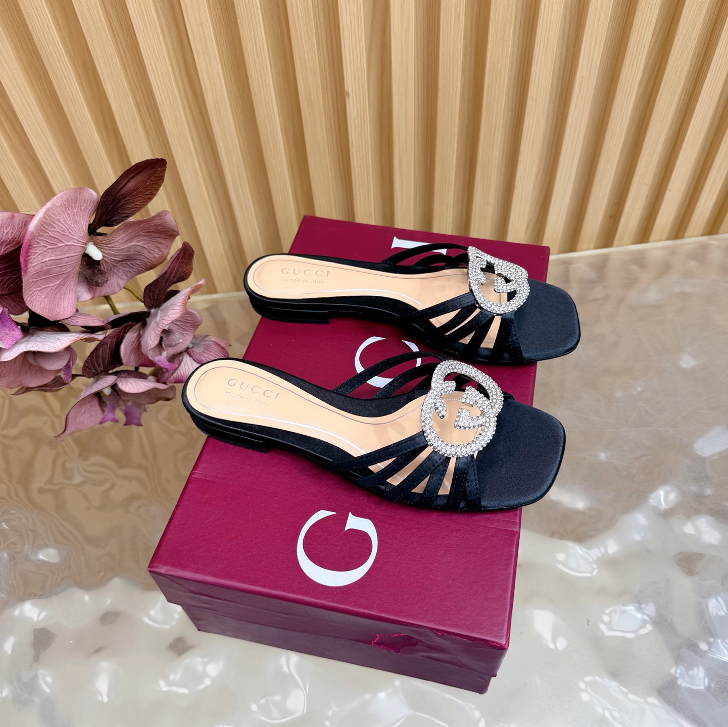 NO:696216,2026 New Spring New Gucci Early Spring Rhinestone Double G Thin Strap Flat Slippers ———————————— Encrusted with fine rhinestones, shining with luster under the refraction of light. Not exaggerated but with high-gloss recognition. It is a contemporary translation of the brand’s century-old DNA. The 8.5cm stiletto heel is tall and stylish. The feet of a small person can naturally elongate the body proportions. The versatile attribute is suitable for all scenes. Paired with a silk suspender skirt.  It is gentle and elegant for dating and commuting. It is paired with high-waisted wide-leg pants and a simple shirt. It has a smart and modern style. Paired with a floral tea dress, it is suitable for early spring vacations. It can easily become the finishing touch of the style. It is suitable for switching between day and night. The fabric is made of original patent leather/cowhide/silk. The lining of the toes is made of sheepskin. The genuine leather outsole imported from Italy  size35-39 (40/41/42 customized), slippers, gucci, slippers, skirts, shirts, cowhide, sheepskin, real silk, Leather soles198609092026新春新款 Gucci早春水钻双G细带平底拖鞋 ———————————— 满镶细碎水钻 光线折射下闪映莹润光泽 不浮夸却自带高光辨识度 既是品牌百年DNA的当代转译 8.5cm细高跟挺拔有型 小个子上脚可自然拉长身形比例 百搭属性适配全场景穿搭 搭配真丝吊带裙 是约会通勤的温柔奢雅 配高腰阔腿裤与简约衬衫 干练摩登格调 搭碎花茶歇裙 适配早春度假出行 轻松成为造型点睛之笔 昼夜切换造型皆得体出众. 面料采用原版漆皮/牛皮/真丝 内里踮脚均为羊皮 意大利进口真皮大底 size35-39（40/41/42定制）,拖鞋,gucci,slippers,skirts,shirts,cowhide,sheepskin,real silk,Leather soles,Women's Shoes