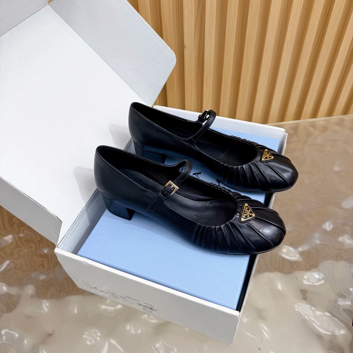 NO:696212,(With high-end airplane box) 26Ss spring and summer new Prada classic triangle logo back hollow thick heel sandals, retro-style pleated leather Mary Jane ballet shoes thick heel single shoes, classic and elegant design, with both retro charm and fashion sense, suitable for various occasions. Made of high-quality leather material, smooth surface, high-quality texture, and has good wear resistance and breathability.  The toe adopts a pleated design, which adds a sense of layering and three-dimensionality to the shoes, while giving it a retro style; there are thin straps at the ankles, which not only serve as a fixation, but also modify the ankle lines, enhancing the overall sense of sophistication. The low-heeled design, with a moderate height, can not only increase the wearer's figure  It has a high temperament and ensures stability and comfort when walking. It is not easy to feel tired after walking for a long time. It is decorated with an enameled triangular metal logo, highlighting classic lines and exquisite and elegant details. The upper is embellished with ribbons and engraved logo metal buckles, and the enameled triangular metal logo!  Customized calfskin upper, sheepskin lining, heel height 4cm, Italian genuine leather outsole, size 35-39 (40.41 custom-made, non-returnable), sandals, prada, prada, sandals, mary jane, cowhide, sheepskin, Leather soles19860909（配高档飞机盒） 26Ss春夏新款Prada普拉达 经典三角标后空粗跟凉鞋复古风褶皱皮面玛丽珍芭蕾舞鞋粗跟单鞋 设计经典大方,兼具复古韵味与时尚感,适合多种场合搭配. 采用优质皮革材质,表面光滑,质感上乘,且具备良好的耐磨性和透气性. 鞋头采用了褶皱设计,增添了鞋子的层次感和立体感,同时赋予其复古风情；脚踝处设有细带,不仅起到固定作用,还能修饰脚踝线条,提升整体的精致感.低跟设计,高度适中,既能增加穿着者的身高和气质,又能保证行走时的稳定性和舒适度,长时间行走也不易感到疲劳.饰有涂珐琅三角形金属徽标,彰显经典线条和精致优雅细节.鞋面点缀饰带与雕刻徽标金属搭扣,涂珐琅三角形金属徽标！ 鞋面定制小牛皮 内里垫脚羊皮 跟高4cm 鞋底意大利真皮大底 码数35-39（40.41定做不退换）,凉鞋单鞋,prada,prada,sandals,mary jane,cowhide,sheepskin,Leather soles,Women's Shoes