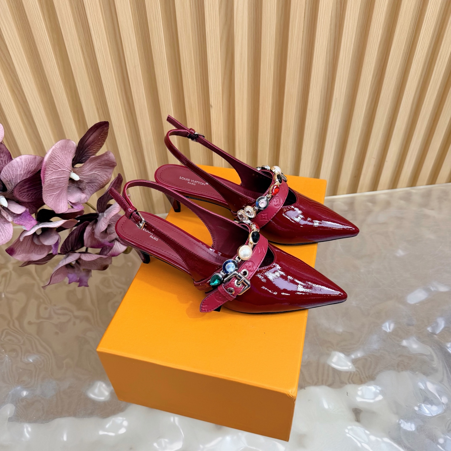 NO:696204,Top version 26ss new summer style LOUIS VUITTON Louis Vuitton LV VIBE chain back flat sandals pointed toe kitten heel high-heeled sandals —————————————— This LV Vibe slingback high-heeled shoes are made of soft sheepskin to create an eye-catching shape. The pointed toe design, leather-covered heel, decorative belt-like Monogram canvas strap and Yingze chain add eye-catching color. The adjustable back strap is equipped with a delicate rectangular buckle. Upper cowhide  Sheepskin lining, Italian injection molded leather outsole, high heels/5.5cm, size 35-41 (40.41 custom made, non-refundable), high heels sandals, louis vuitton, louis vuitton, louis vuitton, sandals, high heels, cowhide, sheepskin, Leather soles19860909顶级版本 26ss夏季新款 LOUIS VUITTON 路易威登 LV VIBE 链条后空平底凉鞋尖头猫跟高跟凉鞋 ————————————— 本款 LV Vibe 露跟高跟鞋以柔软羊皮革塑就瞩目构型.尖头设计、皮革包覆鞋跟、装饰性腰带状Monogram帆布饰带与莹泽链条增添瞩目姿彩.可调节后带搭配精巧矩形搭扣. 鞋面牛皮 内里垫脚羊皮 鞋底意大利注塑真皮大底 跟高平底/5.5cm 码数35-41（40.41定做不退换）,高跟鞋凉鞋,louis vuitton,louis vuitton,louis vuitton,sandals,high heels,cowhide,sheepskin,Leather soles,Women's Shoes