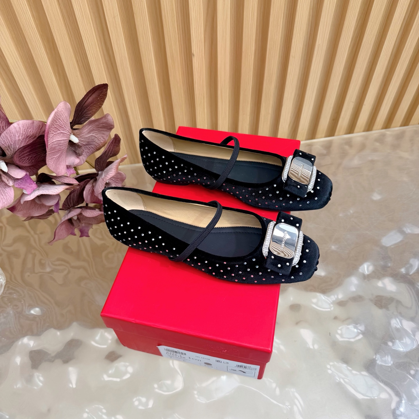 NO:696200,The most attractive ones are the early spring AW popular Ferragamo/Ferragamo square-toe bow buckle Mary Jane ballet shoes. This is a soft ceiling~ —————————————— The upper is made of original customized cowhide/velvet, the lining is tiptoe mixed sheepskin, the original open-molded non-slip outsole zise35-39 (customized 40/41), single shoes, ferragamo, ferragamo, mary jane, cowhide, sheepskin19860909耐看的还得是它 早春AW爆款Ferragamo/菲拉格慕方头蝴蝶结扣玛丽珍鞋芭蕾舞鞋这是柔软天花板呀~ —————————————— 鞋面采用原版定制牛皮/天鹅绒 内里踮脚混种羊皮 原版开模防滑大底 zise35-39（40/41定制）,单鞋,ferragamo,ferragamo,mary jane,cowhide,sheepskin,Women's Shoes