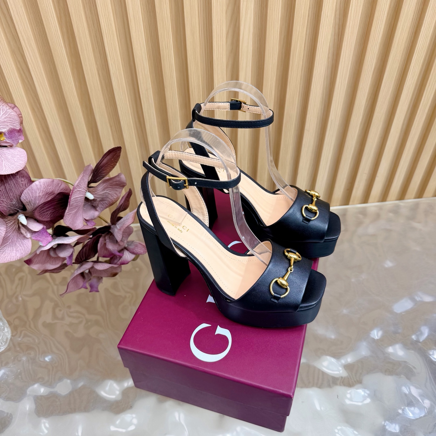 NO:706416,Gucci/Gucci classic horsebit wedge sandals G's iconic horsebit meets fashionable platform high-heeled sandals ———————————— A fashion feast that combines luxury and comfort begins. This pair of sandals is a passionate collision of classics and modernity. Every step is a confident expression of Italian fashion. It cleverly lengthens the leg line and enhances the overall temperament, allowing you to easily show an elegant posture while walking. The thick-soled design increases stability, makes walking more comfortable, and does not tire your feet.  The fabric is made of original patent leather, the inner pads are all lambskin, the Italian imported genuine leather outsole, the heel height is 12cm, the water table is 3.8cm, size35-39 (customized 40/41/42), high heels and sandals, gucci, gucci, gucci, sandals, high heels, sheepskin, Leather soles19860909Gucci/古驰经典马衔扣坡跟凉鞋 G家标志性马衔扣 邂逅时髦水台高跟凉鞋 ———————————— 一场华丽与舒适兼得的时尚盛宴就此开启. 这双凉鞋 是经典与现代的激情碰撞 每一步都是意式风尚的自信表达. 巧妙拉长腿部线条 提升整体气质 让你在行走间轻松展现优雅姿态 厚底设计增加稳定性 行走更自在 不累脚. 面料采用原版漆皮 内里垫脚均为小羊皮 意大利进口真皮大底 跟高12cm 水台3.8cm size35-39（40/41/42定制）,高跟鞋凉鞋,gucci,gucci,gucci,sandals,high heels,sheepskin,Leather soles,Women's Shoes