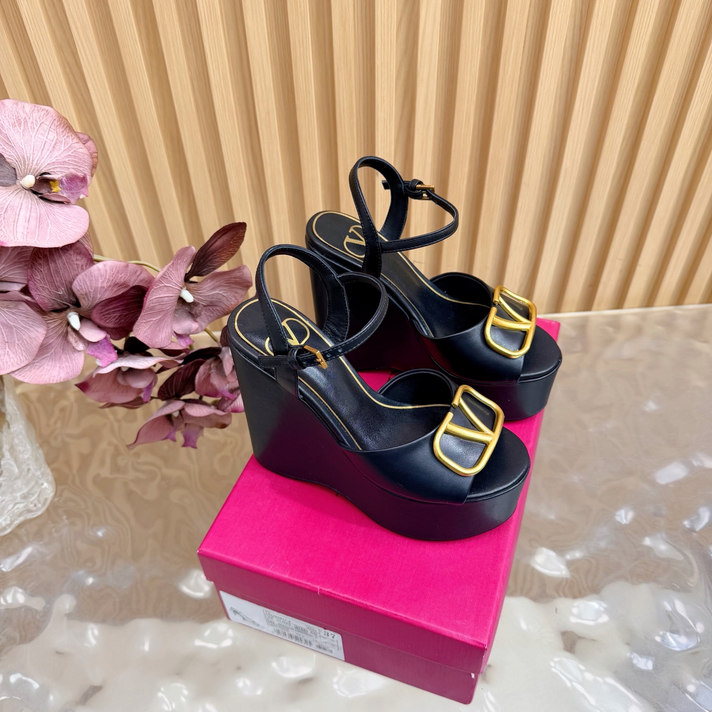 NO:706414,Valentin’s classic big V buckle, sky-high waterproof platform high-heeled sandals, classic big V buckle element design and matching ———————————— Highlights the brand’s unique design style. Luxurious and fashionable, highly recognizable. Exquisite round toe, perfect side arc, extremely pure taste, little wild, ladylike temperament, full of femininity. The upper is made of imported cowhide, and the lining is made of mixed sheepskin. Original molded hardware buckle. Italian imported cowhide outsole.  Heel height 13cm, size 35-39 (40/41/customized), high heels sandals, valentino, valentino, sandals, high heels, cowhide, sheepskin19860909Valentin华伦天伦经典大V扣恨天高防水台高跟凉鞋经典的大V扣元素设计搭配 ————————————— 彰显了品牌独有的设计风格 奢华时尚 极有辨识度 精致的圆头 侧身弧线完美 味儿特别纯正 小小野性  名媛气质女人味十足 鞋面采用进口牛皮 内里采用混种羊皮 原版开模五金扣 意大利进口牛皮大底 跟高13cm 码数35-39（40/41/定制）,高跟鞋凉鞋,valentino,valentino,sandals,high heels,cowhide,sheepskin,Women's Shoes