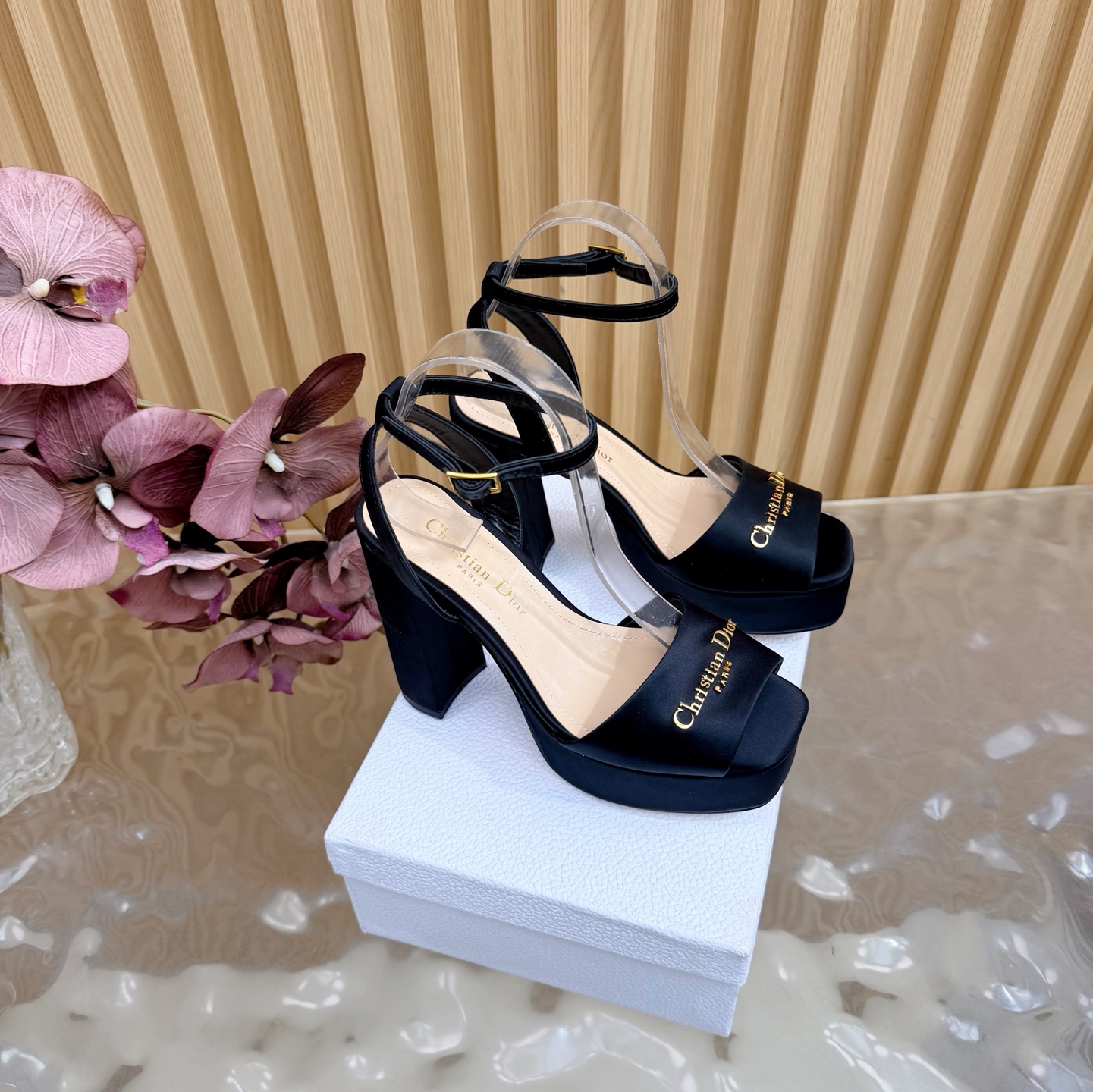 NO:706412,2026 spring and summer new Dior/Dior new letter embroidered sandals thick-soled platform high-heeled sandals —————————————— Carefully engraved with the Christian Dior lucky star symbol, full of details that show elegance in a casual way. Whether it is a pleasant stroll on the seaside vacation or a fashionable outing in the urban streets, it is your ideal match. Easily adapt to various styles this season —————————————— The fabric is made of silk and the inner foot pads are all sheepskin.  Original molded custom outsole, heel height 12cm, platform 3.8cm, size 35-39 (customized 40/41), high heels and sandals, dior, dior, sandals, high heels, sheepskin, real silk198609092026春夏 新款Dior/迪奥新品字母刺绣凉鞋厚底水台高跟凉鞋 ————————————— 精心镌刻Christian Dior幸运星符号 细节满满随性间尽显优雅 无论是海滨度假的惬意漫步 还是都市街头的时尚出街 它都是你的理想搭子 轻松适配本季各式造型 —————————————— 面料采用真丝 内里垫脚均为羊皮 原版开模定制大底 跟高12cm 水台3.8cm size35-39（40/41定制）,高跟鞋凉鞋,dior,dior,sandals,high heels,sheepskin,real silk,Women's Shoes