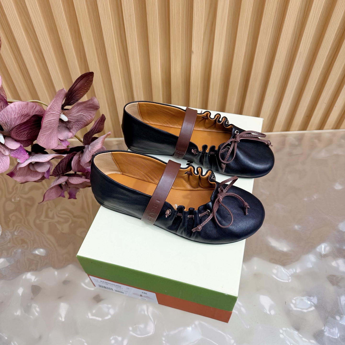 NO:706410,2026 Spring and Summer New Marni New Retro Bow Ma Flat-soled Lizhen Shoes Mary Jane Classic Shoes ————————————— The flat-soled posture hides effortless elegance, and the bow decoration unlocks the French romantic code. This pair of shoes is not only a trendy item, but also a timeless companion that spans ages. Retro and modernity can coexist on the toes. Tenderness and strength bloom with every step. Material: cowhide. The inner tiptoe is made of sheepskin.  Original molded custom anti-slip outsole size36-39 (35/40/customized), ballet shoes, marni, mary jane, cowhide, sheepskin198609092026春夏新款 Marni 新品复古蝴蝶结玛 平底丽珍鞋 玛丽珍经典鞋型 ————————————— 平底姿态藏着不费力的优雅 蝴蝶结饰则解锁法式浪漫密码 这双鞋不只是潮流单品 更是跨越年龄的隽永陪伴让复古与摩登在足尖共生 温柔与力量随步履绽放 面料牛皮 内里踮脚均为羊皮 原版开模定制防滑大底 size36-39（35/40/定制）,芭蕾舞鞋,marni,mary jane,cowhide,sheepskin,Women's Shoes