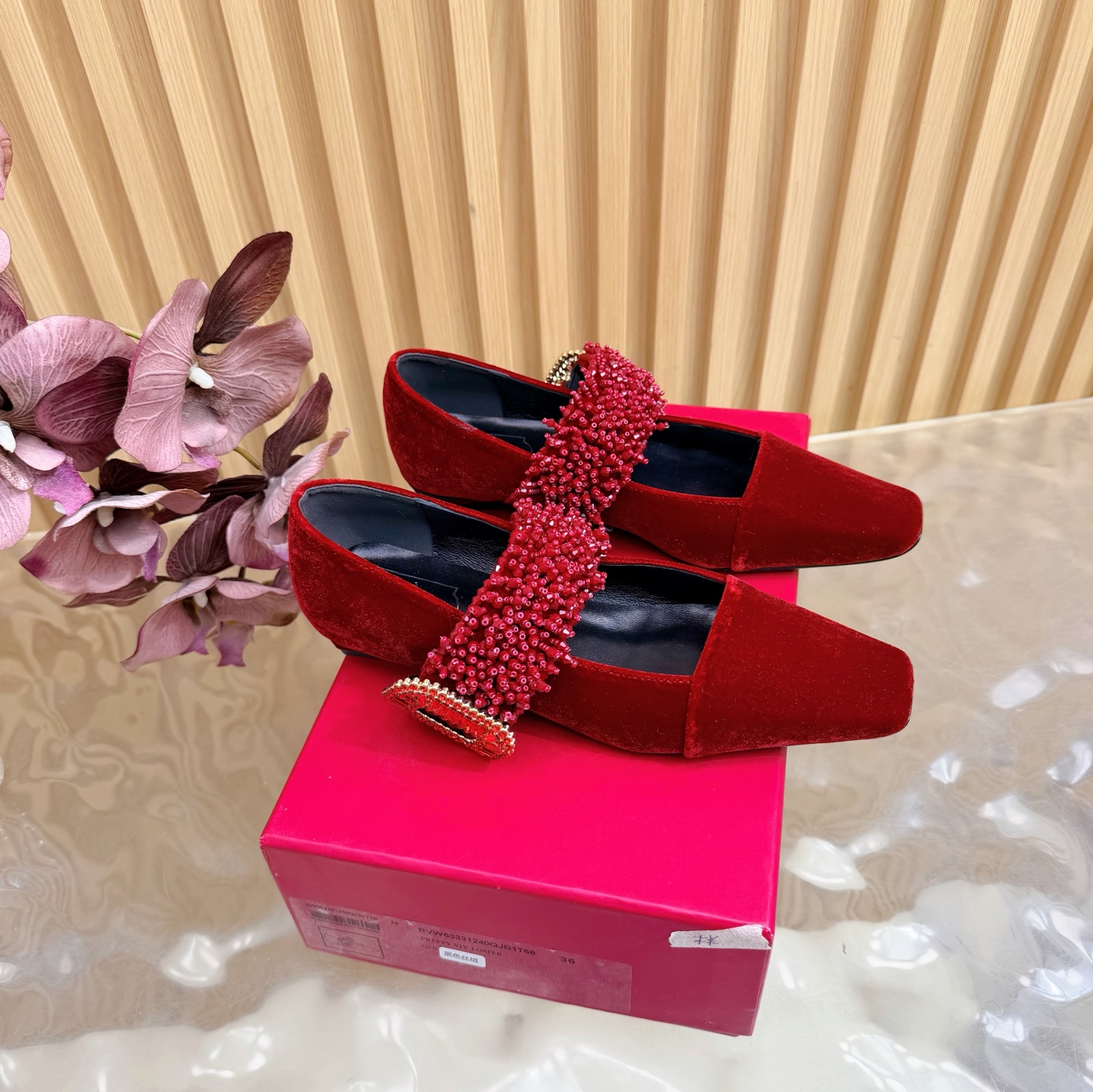 NO:706408,| 6 | The main product of RV counter is the series of dazzling diamond buckle loafers, purchasing agent level, high-quality luxury version! The upper feet are so beautiful! The whole person is dressed in a fashionable and luxurious style! The diamond buttons are made of top quality diamonds! The craftsmanship is complicated. The upper is made of original velvet surface, private molded A-grade diamond buckle, and square hardware buckle!  Specific water-dyed first-layer sheepskin lining, full-grain water-dyed sheepskin for feet, original imported Italian printed genuine leather outsole, shoe size: 35-39 (34, 40, 41 customized, non-refundable), single shoes, loafers, sheepskin, Leather soles19860909| 6  | RV 专柜主打 璀璨钻扣乐福鞋系列 代購級別,精品奢华版本！上脚那叫一个美呀呀！整个人穿搭洋气富贵起来！钻扣选用顶级奥钻！工艺复杂. 鞋面原版丝绒面私模A级奥钻扣,以及五金方扣！  内里内里特定水染头层羊皮,垫脚全粒面水染羊皮 大底原版进口意大利印刷真皮大底 鞋码:35-39（34、40、41定做不退换）,单鞋,loafers,sheepskin,Leather soles,Women's Shoes