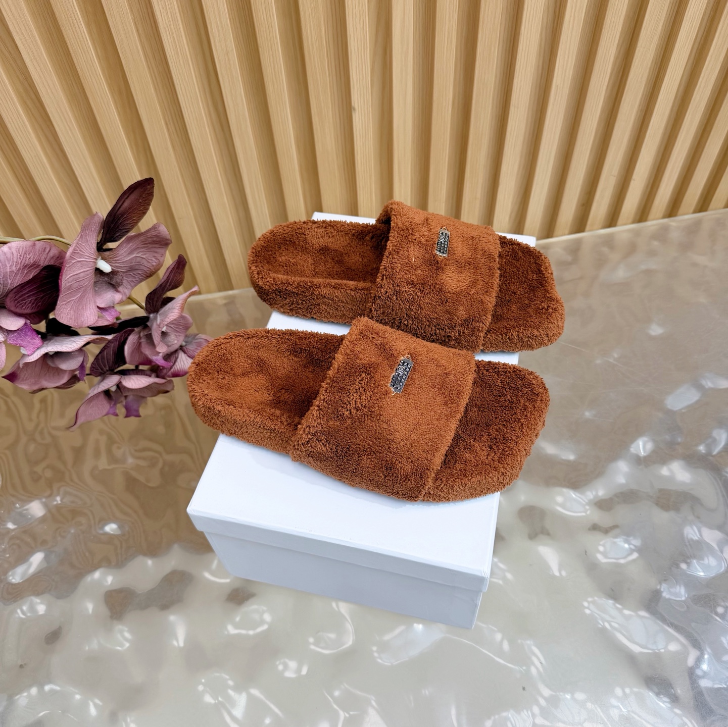 NO:706406,2026 Spring and Summer New Slippers #Margiela Furry Shoes and Slippers The split-toe design of the Margiela logo is matched with a little strap design. It is very simple and distinctive. It feels comfortable and easy to wear without getting tired when running around. Imported towel fabric on the upper, towel lining on the inside, original original molded sole, size 35-40 (40, 41 customized, non-returnable, non-exchangeable), slippers, masion margiela, slippers198609092026春夏新款拖鞋 #马吉拉 毛毛鞋拖鞋 马吉拉标志的分趾设计搭配一点点带子设计 很简约很有特色 脚感舒适好穿暴走不累 鞋面进口毛巾面料 内里毛巾内里 原版原版开模鞋底 码数35-40（40,41定做不退不换）,拖鞋,masion margiela,slippers,Women's Shoes