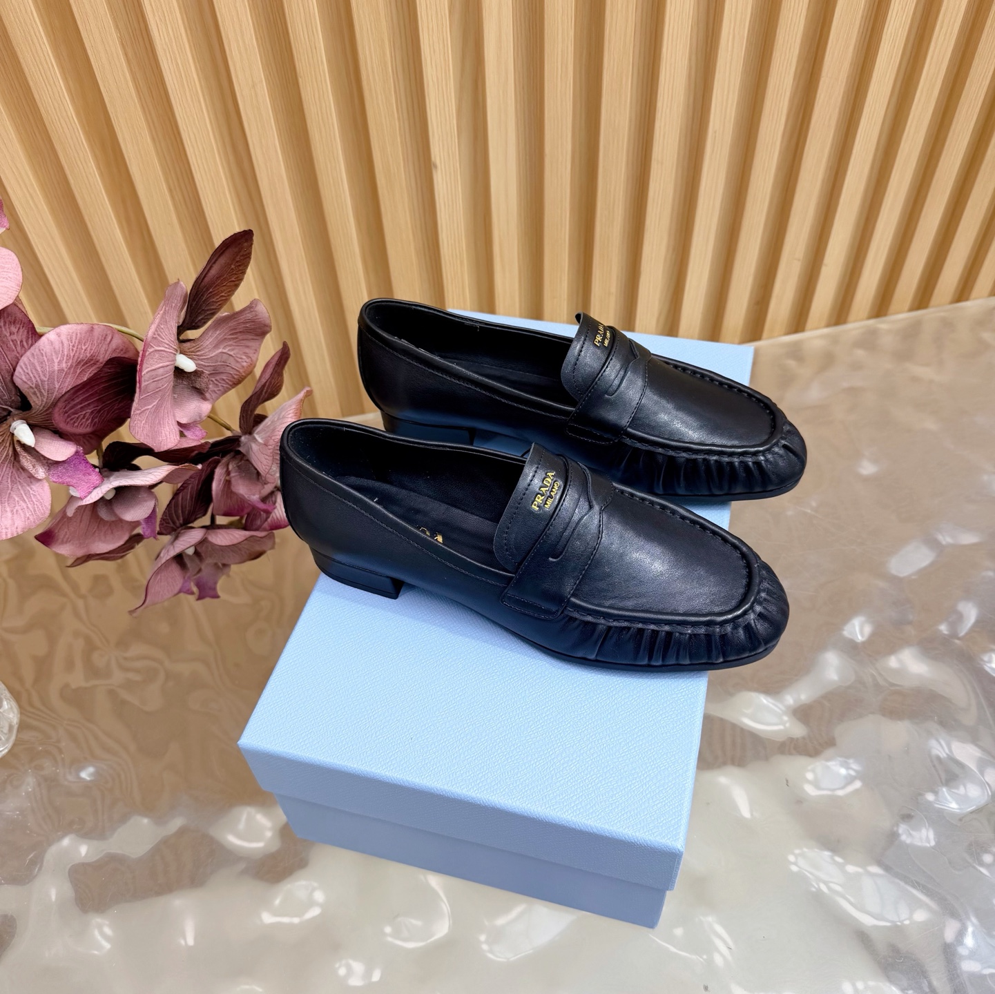 NO:706403,Top version 2026 spring and summer new loafers Prada/Prada classic triangle single shoes The classic triangle logo has its own high-end feel ———————————— The buckle design is retro and playful. Whether it is worn with a skirt for an elegant route or with trousers for a relaxed and fashionable feel, it can be easily handled. A perfect fashion essential item~ The fabric is made of original nubuck leather/cow leather. The inner feet are all mixed sheepskin. Original genuine leather sole size  35-39 (40/41 customized), loafers, prada, prada, loafers, skirts, cowhide, sheepskin19860909顶级版本 2026 春夏新款乐福鞋 单鞋 Prada/普拉达经典三角标单鞋经典三角标自带高级感 ———————————— 搭扣设计复古又俏皮 不管是配裙装走优雅路线 还是搭裤装打造松弛时髦感 都能轻松拿捏 妥妥的时尚刚需单品~ 面料采用原版磨砂皮/牛皮 内里垫脚均为混种羊皮 原版真皮底 size 35-39（40/41定制）,乐福鞋,prada,prada,loafers,skirts,cowhide,sheepskin,Women's Shoes