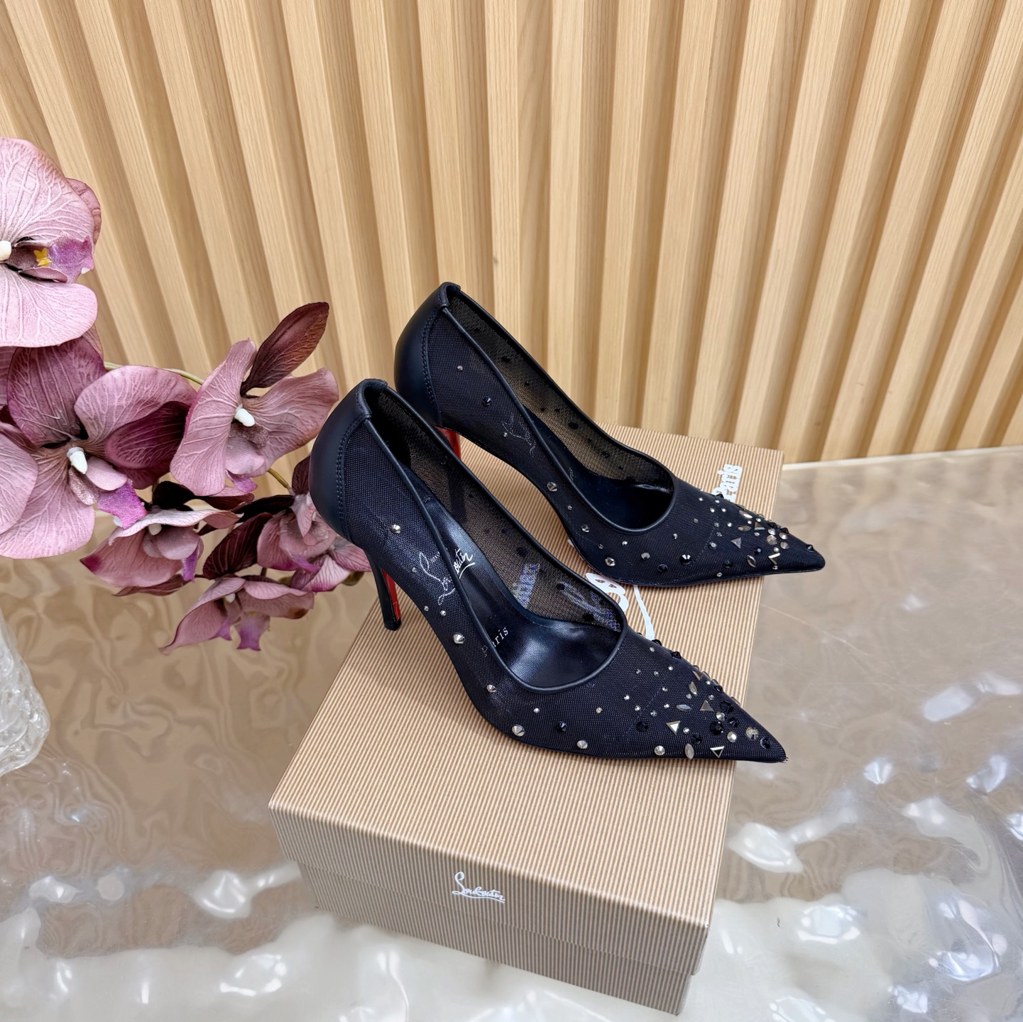 NO:706402,Christian Louboutin | 2026 s original CL new show high heels~ Fashion catwalk red-soled sandals ———————————— New red-soled metal heels and fiery rose high-heeled shoes. There is nothing to say, they are completely beautiful and crazy #fatal temptation. Upper: Beautiful new style, with roses in full bloom on the toes, sewn from petals into flowers, and inlaid with crystals, all hand-stitched. The upper foot is exquisite and attractive. The material is mesh with hot diamonds and the inner sheepskin lining.  Outsole Original imported top quality genuine leather outsole Size 35–42 (35.40.41.42) Customized and non-returnable Heel height 10.5cm, high-heeled shoes, christian louboutin, sandals, high heels, sheepskin, Leather soles19860909Christian Louboutin | 2026 s原版CL全新秀款高跟鞋～ 时装走秀红底凉鞋 ———————————— 新款红底金属跟火红玫瑰高跟鞋 没什么好说的就是一整个美疯#致命的诱惑 鞋面:绝美的新款,盛放足尖上的玫瑰,从花瓣缝制为花朵,在到水晶的镶嵌均全部纯手工缝制 上脚精致逼人 材质网纱烫钻 内里羊皮里 大底原版进口顶级真皮大底 Size35–42（35.40.41.42）订做不退换 跟高10.5cm,高跟鞋单鞋,christian louboutin,sandals,high heels,sheepskin,Leather soles,Women's Shoes