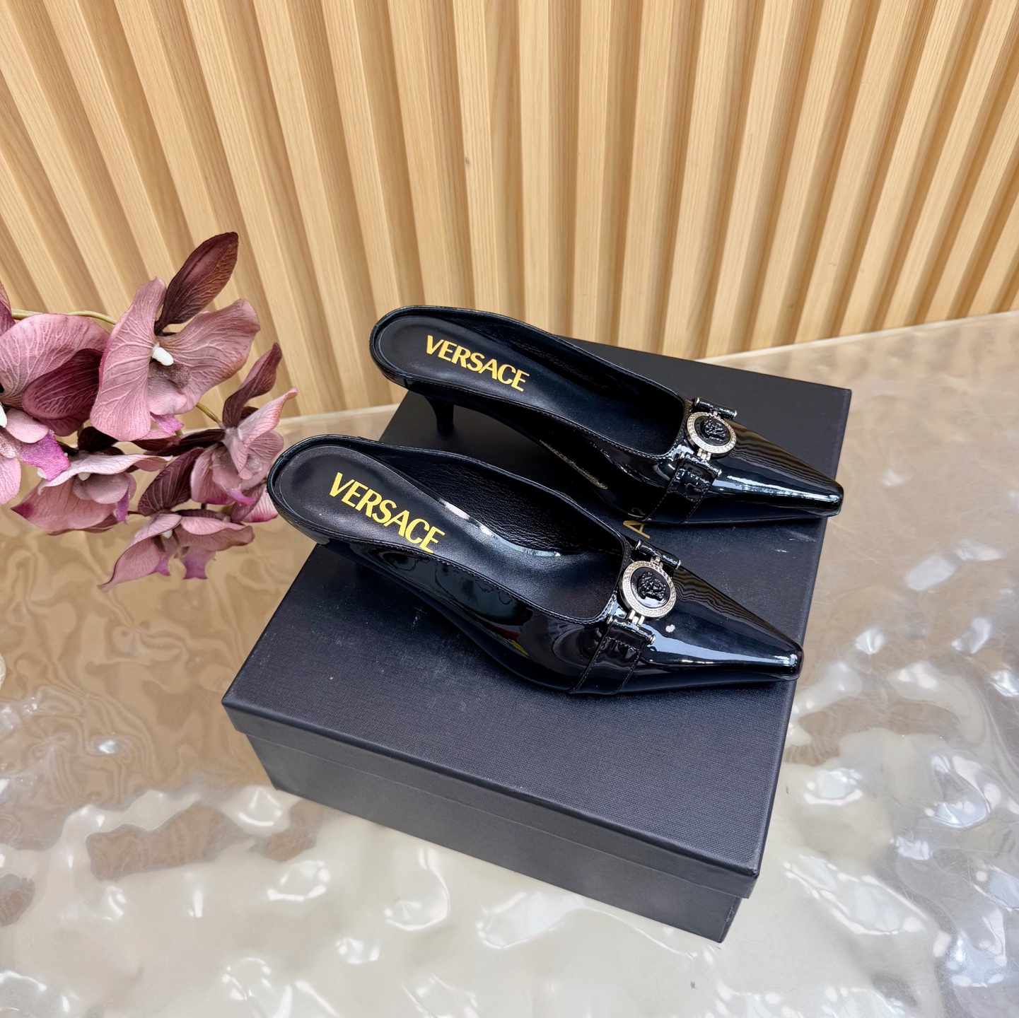 NO:706400,Versace Versace 2026 spring and summer new style / GIANNI RIBBON Medusa bow high heel and half drag, decorated with Medusa bow on the front, using classic 'nastro Gianni' stitching ————————————— Overseas best-selling champion YB consistent original shoe development last type. Major fashion bloggers, celebrities, and Internet celebrities already have a pair. Such outstanding beauty is unforgettable!  …………………………………………………… Go Material Upper patent leather Inner pads: imported high-quality goatskin Heel height 5cm Italian cowhide outsole Size number - (//42 customized, non-returnable) Packaging Full set of original packaging Top-grade version, half-slip heels, versace, versace, high heels, cowhide, sheepskin19860909Versace范思哲 2026春夏新款 / GIANNI RIBBON 美杜莎蝴蝶结高跟半拖 正面饰有 Medusa 蝴蝶结,采用经典的'nastro Gianni'缝线 ——————————————— 海外热销冠军 YB一致原鞋开发楦型 各大时尚博主及明星、网红、已经人手一对,如此出众的美,让人过目不忘！ …………………………………………………… Go 材质 鞋面漆皮 内里垫脚:进口优质山羊皮 跟高5cm 鞋底意大利Italy牛皮大底 码数-（//42定制不退换） 包装全套原版包装 等级顶级版本,半拖高跟鞋,versace,versace,high heels,cowhide,sheepskin,Women's Shoes