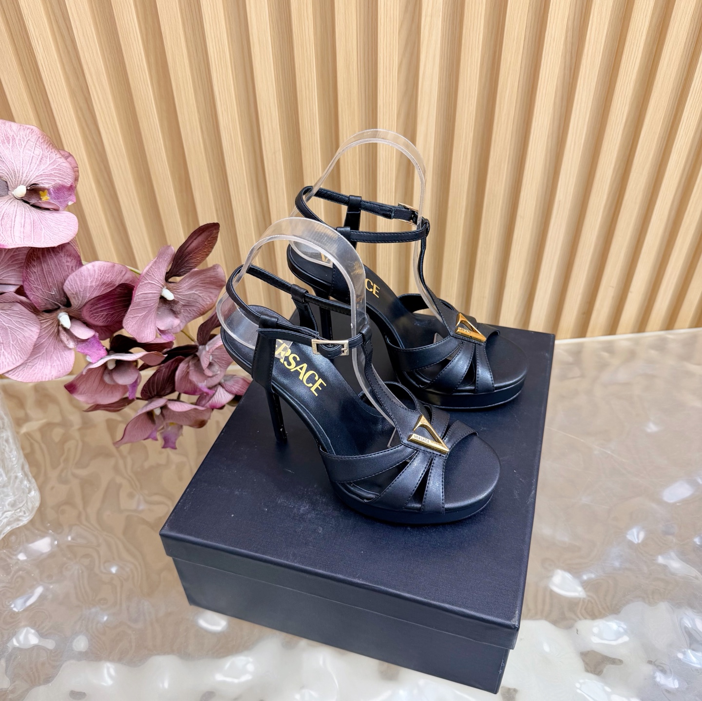 NO:706417,Versace Versace 2026 spring and summer new style / GIANNI RIBBON Medusa bow high heel and half drag, decorated with Medusa bow on the front, using classic 'nastro Gianni' stitching ————————————— Overseas best-selling champion YB consistent original shoe development last type. Major fashion bloggers, celebrities, and Internet celebrities already have a pair. Such outstanding beauty is unforgettable!  …………………………………………………… Go Material Upper cowhide Inner foot pads: imported high-quality goatskin Heel height 12cm, water platform 2.5cm Italian cowhide outsole Size number - (//42 customized, non-refundable) Packaging full set of original packaging Top version, high heels and sandals, versace, versace, sandals, high heels, cowhide, sheepskin19860909Versace范思哲 2026春夏新款 / GIANNI RIBBON 美杜莎蝴蝶结高跟半拖 正面饰有 Medusa 蝴蝶结,采用经典的'nastro Gianni'缝线 ——————————————— 海外热销冠军 YB一致原鞋开发楦型 各大时尚博主及明星、网红、已经人手一对,如此出众的美,让人过目不忘！ …………………………………………………… Go 材质 鞋面牛皮 内里垫脚:进口优质山羊皮 跟高12cm,水台2.5cm 鞋底意大利Italy牛皮大底 码数-（//42定制不退换） 包装全套原版包装 等级顶级版本,高跟鞋凉鞋,versace,versace,sandals,high heels,cowhide,sheepskin,Women's Shoes