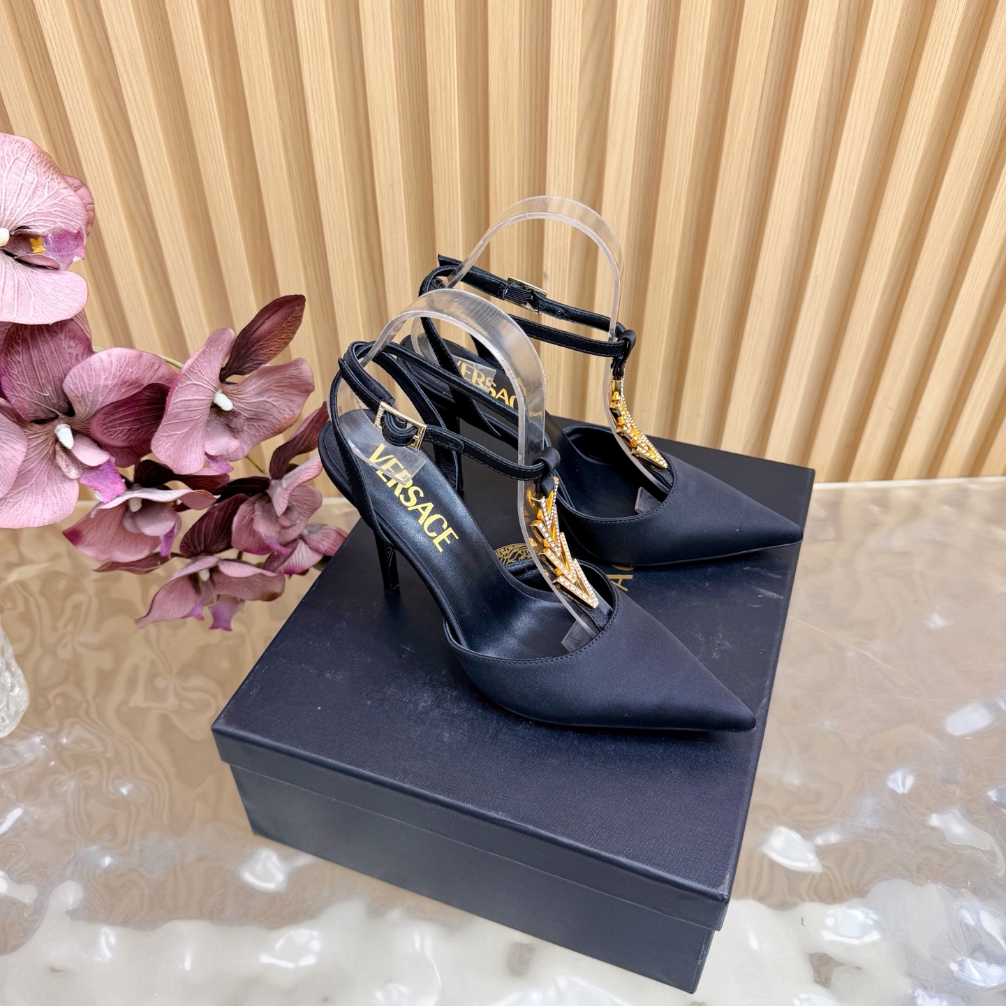 NO:706415,Versace Versace 2026 spring and summer new style / GIANNI RIBBON Medusa bow high heel and half drag, decorated with Medusa bow on the front, using classic 'nastro Gianni' stitching ————————————— Overseas best-selling champion YB consistent original shoe development last type. Major fashion bloggers, celebrities, and Internet celebrities already have a pair. Such outstanding beauty is unforgettable!  …………………………………………………… Go Material Upper silk Inner foot pads: imported high-quality goatskin Heel height 10.5cm Italian leather outsole Size number - (//42 customized, non-returnable) Packaging full set of original packaging Top version, high heels and sandals, versace, versace, sandals, high heels, cowhide, sheepskin, real silk19860909Versace范思哲 2026春夏新款 / GIANNI RIBBON 美杜莎蝴蝶结高跟半拖 正面饰有 Medusa 蝴蝶结,采用经典的'nastro Gianni'缝线 ——————————————— 海外热销冠军 YB一致原鞋开发楦型 各大时尚博主及明星、网红、已经人手一对,如此出众的美,让人过目不忘！ …………………………………………………… Go 材质 鞋面真丝 内里垫脚:进口优质山羊皮 跟高10.5cm 鞋底意大利Italy牛皮大底 码数-（//42定制不退换） 包装全套原版包装 等级顶级版本,高跟鞋凉鞋,versace,versace,sandals,high heels,cowhide,sheepskin,real silk,Women's Shoes