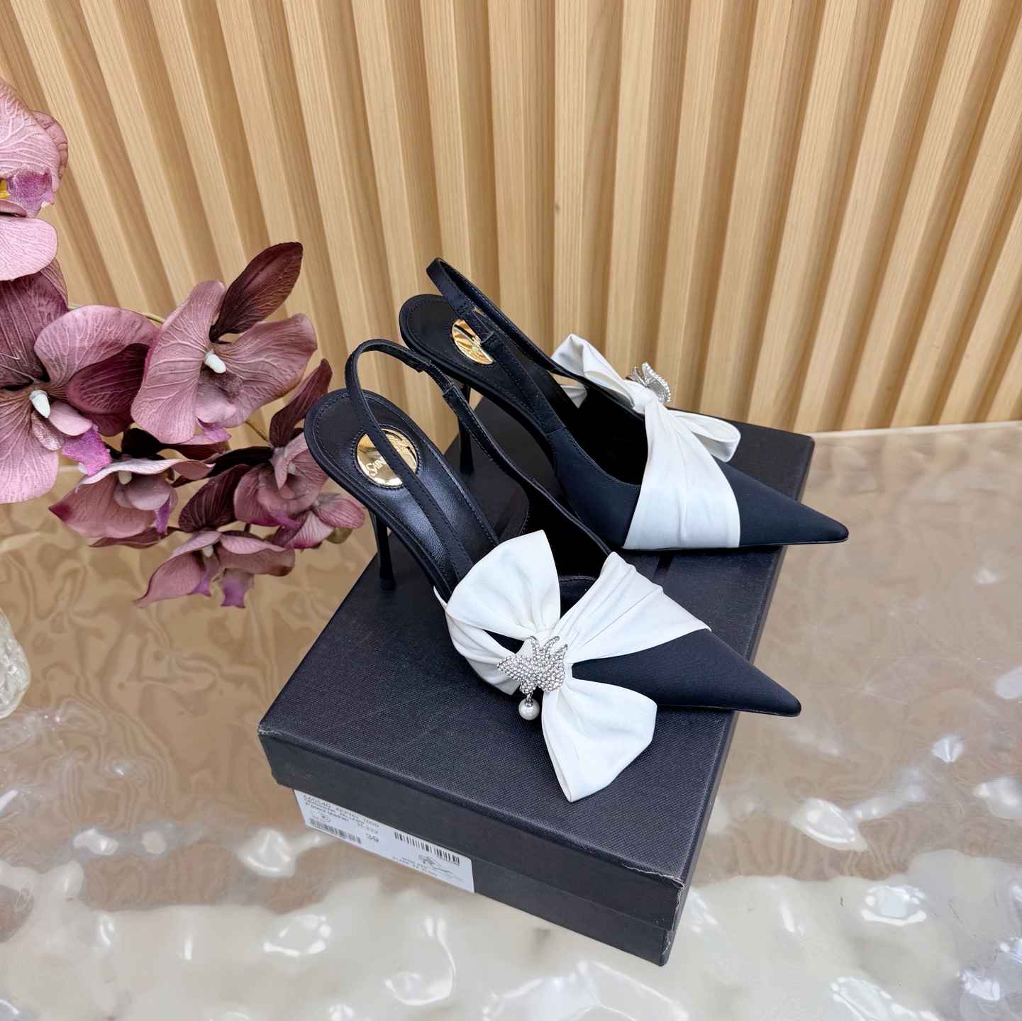 NO:706411,Saint Lauren* 26 spring and summer new ss new YSL Logo high-heeled shoes and slippers ———————————— Ysl catwalk high-heeled shoes. Match them with various small skirts. You don’t have to choose the shape of your feet at all. Ysl Logo heels are particularly beautiful!  Under the illumination of the light, the illusion of color appears. It is so beautiful that the whiteness of the upper toes makes people look head-high!  Unleash the infinite elegance and charm and explore more high-heeled shoes!  Fabric: Silk; Outsole: Genuine leather; Heel height: 10.5cm; Size: 35–40 (40, 41 customized); high heels and sandals; saint laurent; saint laurent; saint laurent; sandals; high heels; skirts; real silk; Leather soles19860909圣罗兰Saint Lauren* 26春夏新款ss新YSL Logo高跟鞋拖 ———————————— Ysl走秀款高跟鞋 各种小裙子搭配起来 完全不挑脚型哦 Ysl Logo跟特别好看！在光线的照耀下呈现幻彩 真的美的过分 上脚显白的让人上头！释放无限优雅魅力 探索更多臻选高跟鞋！ 面料真丝 大底真皮大底 跟高10.5cm 码数35–40（40、41 定制）,高跟鞋凉鞋,saint laurent,saint laurent,saint laurent,sandals,high heels,skirts,real silk,Leather soles,Women's Shoes