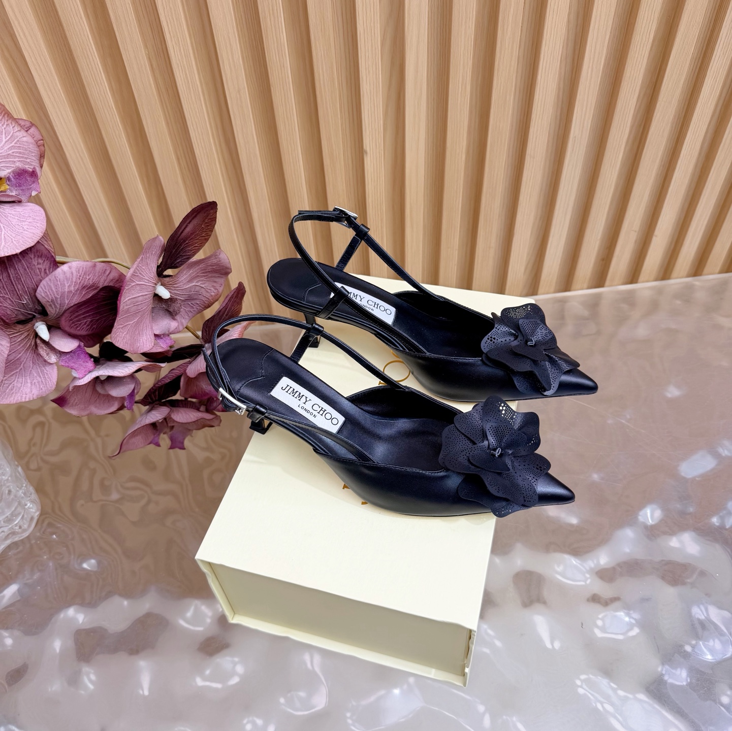 NO:706409,2025SSJIMMY CHOO evening high-heeled sandals/shoes —————————— Top version Australian pointed toe round toe series, simply beautiful. Fall in love with elegance, fall in love with the playful sense of the future, just take a look and want to own it immediately, but a pair of exquisite high heels is really something you can think about~ The series is specially designed for extraordinary and indifferent ladies, thus creating a unique overall effect. Jimmy Choo designs products that inspire women to move forward and highlight their charm.  1 Fabric: Patent leather 2 Lining Sheepskin lining Super soft and delicate 3 Outsole Imported Italian original color cowhide sole 4 code number 35 to 39 (40, 41.42 customized) 5 Heel height 6.5cm, high heels slippers, jimmy choo, sandals, high heels, slippers, cowhide, sheepskin198609092025SSJIMMY CHOO 晚宴高跟凉鞋/单鞋 ——————————顶级版本 澳大利亚尖头 圆头系列、简直是美上天了,爱上优雅、爱上俏皮的未来感,光看一眼便想马上拥有,但一双精致的高跟鞋确是可以想想滴～ 系列专为超凡绝伦、无所谓的女士而设计,从而打造出别致的整体效果,Jimmy Choo 设计出激发女性一往无前的产品彰显魅力 1面料:漆皮 2内里 羊皮内里 超级柔软细腻 3大底 进口意大利原色牛皮底 4码数 35一39 (40、41.42 定制) 5跟高 6.5cm,高跟鞋拖鞋,jimmy choo,sandals,high heels,slippers,cowhide,sheepskin,Women's Shoes