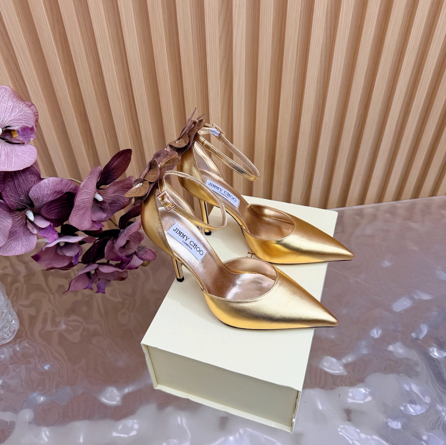 NO:706407,2025SSJIMMY CHOO evening high-heeled sandals/shoes —————————— Top version Australian pointed toe round toe series, simply beautiful. Fall in love with elegance, fall in love with the playful sense of the future, just take a look and want to own it immediately, but a pair of exquisite high heels is really something you can think about~ The series is specially designed for extraordinary and indifferent ladies, thus creating a unique overall effect. Jimmy Choo designs products that inspire women to move forward and highlight their charm.  1 Fabric: Patent leather/cowhide 2 Lining Sheepskin lining Super soft and delicate 3 Outsole Imported Italian original color cowhide sole 4 code number 35 to 39 (40, 41.42 customized) 5 Heel height 10cm, high heels sandals, jimmy choo, sandals, high heels, cowhide, sheepskin198609092025SSJIMMY CHOO 晚宴高跟凉鞋/单鞋 ——————————顶级版本 澳大利亚尖头 圆头系列、简直是美上天了,爱上优雅、爱上俏皮的未来感,光看一眼便想马上拥有,但一双精致的高跟鞋确是可以想想滴～ 系列专为超凡绝伦、无所谓的女士而设计,从而打造出别致的整体效果,Jimmy Choo 设计出激发女性一往无前的产品彰显魅力 1面料:漆皮/牛皮 2内里 羊皮内里 超级柔软细腻 3大底 进口意大利原色牛皮底 4码数 35一39 (40、41.42 定制) 5跟高 10cm,高跟鞋凉鞋,jimmy choo,sandals,high heels,cowhide,sheepskin,Women's Shoes