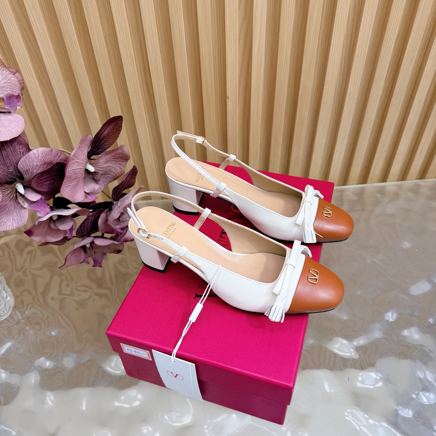 NO:707001,Valentino's 2025 spring and summer new bow color-blocked thick-heeled sandals —————————— Top version Valentino classic series upgrade. The smooth line design is very suitable for the current female aesthetic. Sexy, sweet and easy to control. The unique V-buckle embellishment on the ankle brings out a full sense of luxury. The new season will live up to expectations!  Worth buying ★Imported silk, absolutely high-grade original production method, absolutely sensual and elegant style, creating a different feeling, simple and elegant style!  Size 35-41 (customized for 40, 41, 42) Fabric cowhide Sheepskin lining Heel height 6cm, high heels sandals, valentino, sandals, high heels, cowhide, sheepskin, real silk19860909华伦天奴2025春夏新款蝴蝶结拼色粗跟凉鞋 ————————————顶级版本 华伦天奴经典系列升级 流畅的线条设计非常适合当下女性审美 性感甜美轻松驾驭 独特V扣点缀脚踝衬托出满满的高级感,新一季不负期待！ 值得入手★进口真丝绝对的上档次原版做法 绝对感性优雅风格 创造不一样的感觉简约气质款式！ 码数35-41（40、41、42定做） 面料牛皮 内里内里羊皮 跟高6cm,高跟鞋凉鞋,valentino,sandals,high heels,cowhide,sheepskin,real silk,Women's Shoes