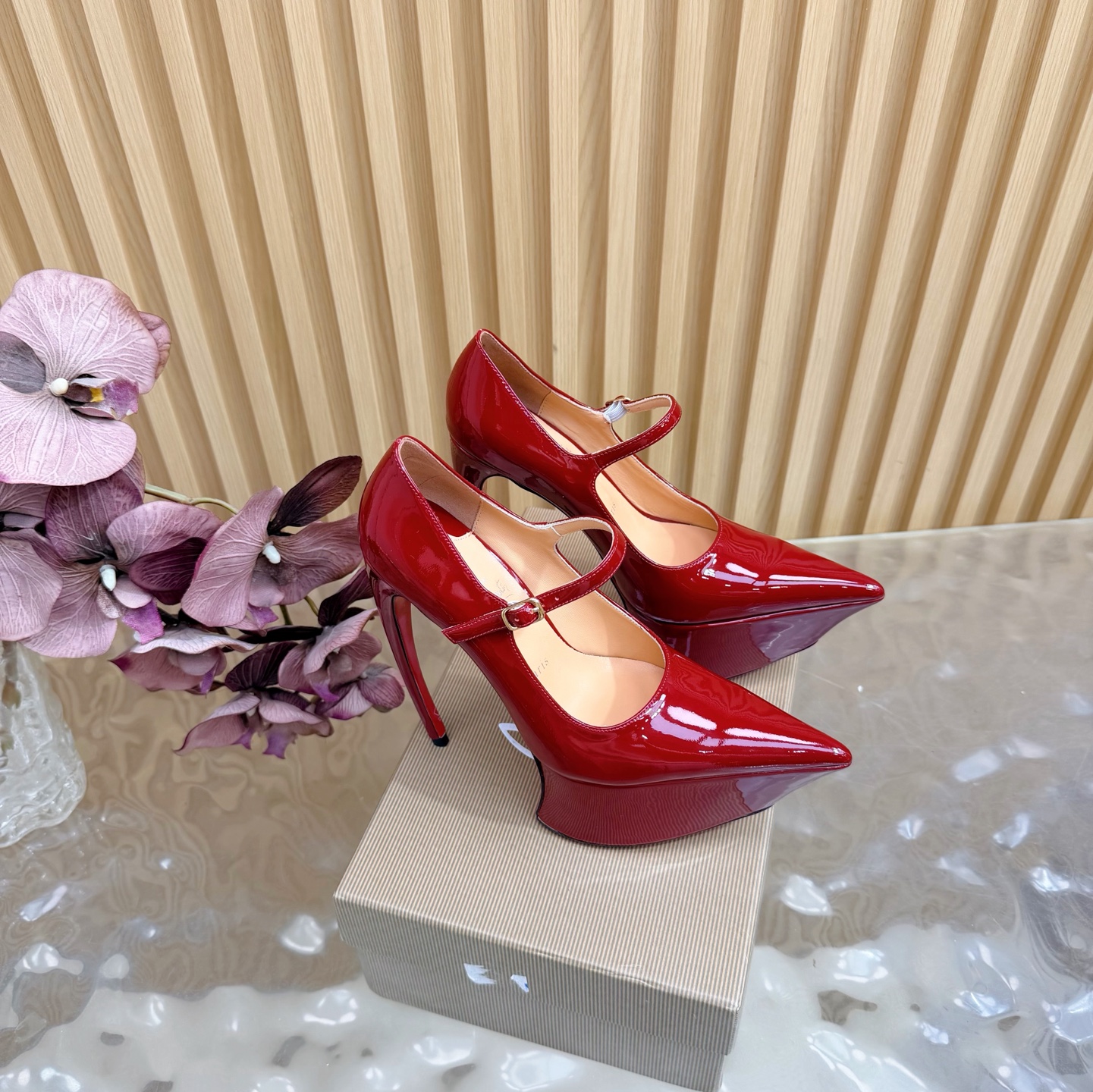 NO:706995,Christian Louboutin | 2026s original CL new show high heels ~ Fashion catwalk red-soled sandals ———————————— New red-soled metal and fiery rose high-heeled shoes There is nothing to say, they are completely beautiful and crazy #fatal temptation Upper: Beautiful new style, with roses on the toes, sewn from petals into flowers, and inlaid with crystals, all handmade  Size35–42 (35.40.41.42) Customized, non-refundable, heel height 15cm, platform 5cm, high-heeled shoes, christian louboutin, sandals, high heels, sheepskin, Leather soles19860909Christian Louboutin | 2026s原版CL全新秀款高跟鞋～ 时装走秀红底凉鞋 ———————————— 新款红底金属跟火红玫瑰高跟鞋 没什么好说的就是一整个美疯#致命的诱惑 鞋面:绝美的新款,盛放足尖上的玫瑰,从花瓣缝制为花朵,在到水晶的镶嵌均全部纯手工缝制 上脚精致逼人 材质漆皮 内里羊皮里 大底原版进口顶级真皮大底 Size35–42（35.40.41.42）订做不退换 跟高15cm 水台5cm,高跟鞋单鞋,christian louboutin,sandals,high heels,sheepskin,Leather soles,Women's Shoes