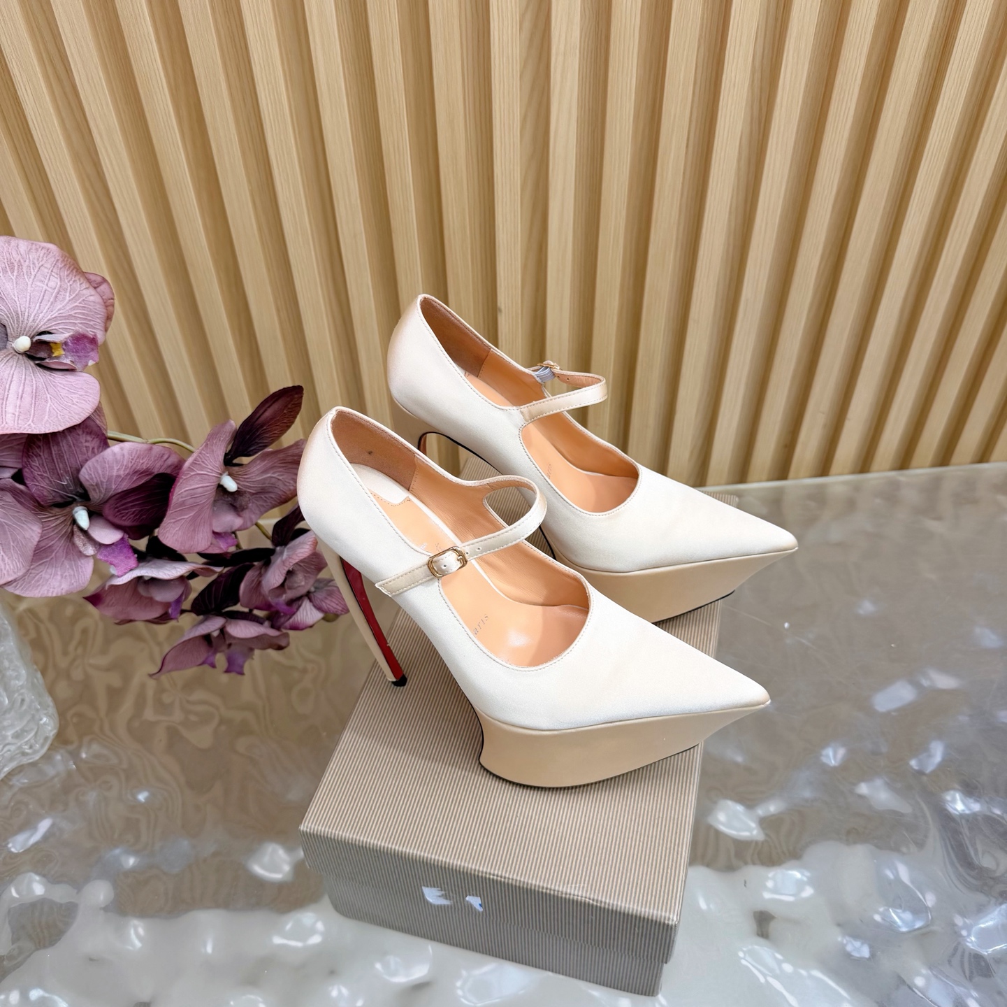 NO:706996,Christian Louboutin | 2026s original CL new show high heels ~ Fashion catwalk red-soled sandals ———————————— New red-soled metal and fiery rose high-heeled shoes There is nothing to say, they are completely beautiful and crazy #fatal temptation. Upper: Beautiful new style, with roses on the toes, sewn from petals to flowers, and inlaid with crystals, all hand-stitched. Exquisite and attractive uppers. Material: silk, lining sheepskin. Outsole, original imported top-quality leather outsole  Size35–42 (35.40.41.42) Customized, non-refundable, heel height 15cm, platform 5cm, high heels, christian louboutin, sandals, high heels, sheepskin, real silk, Leather soles19860909Christian Louboutin | 2026s原版CL全新秀款高跟鞋～ 时装走秀红底凉鞋 ———————————— 新款红底金属跟火红玫瑰高跟鞋 没什么好说的就是一整个美疯#致命的诱惑 鞋面:绝美的新款,盛放足尖上的玫瑰,从花瓣缝制为花朵,在到水晶的镶嵌均全部纯手工缝制 上脚精致逼人 材质真丝 内里羊皮里 大底原版进口顶级真皮大底 Size35–42（35.40.41.42）订做不退换 跟高15cm 水台5cm,高跟鞋单鞋,christian louboutin,sandals,high heels,sheepskin,real silk,Leather soles,Women's Shoes