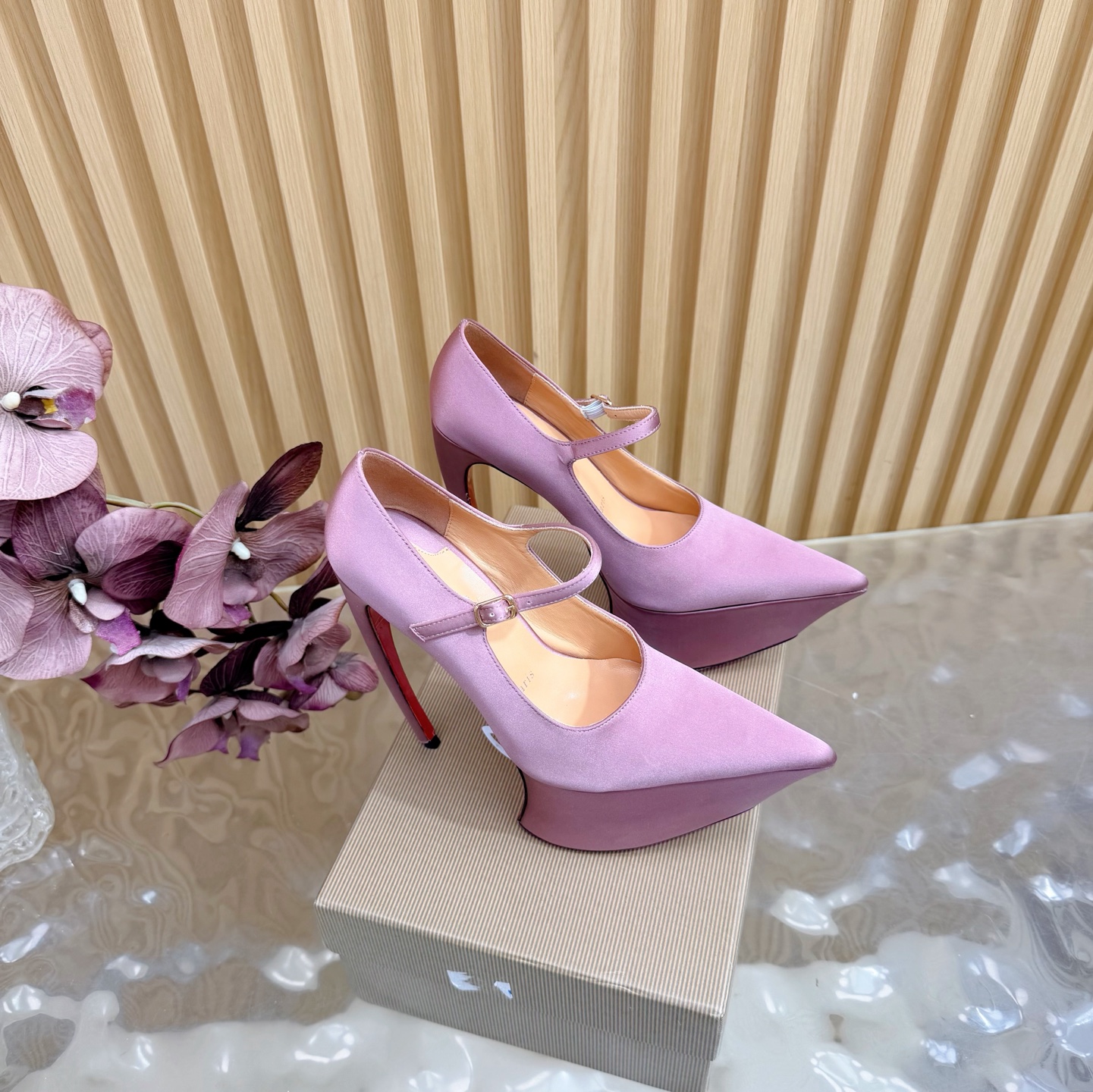 NO:706999,Christian Louboutin | 2026s original CL new show high heels ~ Fashion catwalk red-soled sandals ———————————— New red-soled metal and fiery rose high-heeled shoes There is nothing to say, they are completely beautiful and crazy #fatal temptation Upper: Beautiful new style, with roses on the toes, sewn from petals into flowers, and inlaid with crystals, all handmade  Size35–42 (35.40.41.42) Customized, non-refundable, heel height 15cm, platform 5cm, high-heeled shoes, christian louboutin, sandals, high heels, sheepskin, Leather soles19860909Christian Louboutin | 2026s原版CL全新秀款高跟鞋～ 时装走秀红底凉鞋 ———————————— 新款红底金属跟火红玫瑰高跟鞋 没什么好说的就是一整个美疯#致命的诱惑 鞋面:绝美的新款,盛放足尖上的玫瑰,从花瓣缝制为花朵,在到水晶的镶嵌均全部纯手工缝制 上脚精致逼人 材质漆皮 内里羊皮里 大底原版进口顶级真皮大底 Size35–42（35.40.41.42）订做不退换 跟高15cm 水台5cm,高跟鞋单鞋,christian louboutin,sandals,high heels,sheepskin,Leather soles,Women's Shoes