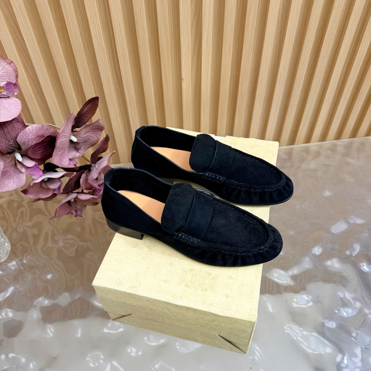 NO:710739,2026 new THE ROW ~ Retro and fashionable loafers and single shoes. A clever combination of simplicity and luxury, retaining the classic charm without losing the solemn calmness ———————————— From the smooth lines of the shoe shape to the delicate craftsmanship of the outsole, everything shows the brand’s dedication to quality. Whether paired with simple trousers or elegant skirts, it can add simple beauty to you and a somewhat noble temperament; the upper material is high mercerized anti-velvet  The lining is made of soft sheepskin. The insole is also made of sheepskin folded high-elastic latex. The circumferential stitching highlights the beauty and improves the wearing comfort. Genuine leather outsole, size 35/41 (40, 41, customized), loafers, skirts, sheepskin, Leather soles198609092026新款 THE ROW~复古且时尚的乐福鞋 单鞋 简约而不失奢华的巧妙结合,既保留经典的韵位且不失庄重的沉稳 ————————————— 从鞋型流畅的线条到大底的细腻工艺处理无处不彰显品牌对品质的执着 无论搭配简约的裤装还是优雅的裙装亦能为你增添简约美的同时又颇有几分高贵的气质； 鞋面材质为高丝光反绒 内里采用柔软的羊皮 鞋垫亦采用羊皮包折高弹乳胶,周圈车线突显美感的同时又提升了穿着的舒适 真皮大底 码数35/41（40、41、定制）,乐福鞋,loafers,skirts,sheepskin,Leather soles,Women's Shoes