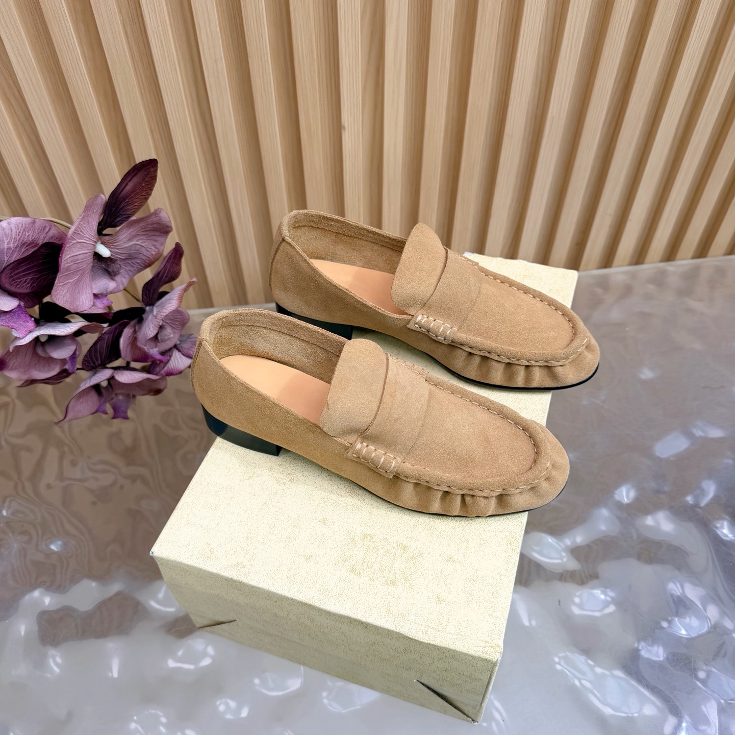 NO:710743,2025 new THE ROW ~ Retro and fashionable loafers and shoes. A clever combination of simplicity and luxury, retaining the classic charm without losing the solemn calmness ———————————— From the smooth lines of the shoe shape to the delicate craftsmanship of the outsole, everything shows the brand’s dedication to quality. Whether paired with simple trousers or elegant skirts, it can add simple beauty to you and a somewhat noble temperament; the upper material is top-grade sheep velvet (soft and delicate)  The lining is made of soft sheepskin. The insole is also made of sheepskin folded high-elastic latex. The circumferential stitching highlights the beauty and improves the wearing comfort. Genuine leather outsole, size 35/42 (customized for 40, 41, 42), loafers, loafers, skirts, sheepskin, Leather soles198609092025新款 THE ROW~复古且时尚的乐福鞋 单鞋 简约而不失奢华的巧妙结合,既保留经典的韵位且不失庄重的沉稳 ————————————— 从鞋型流畅的线条到大底的细腻工艺处理无处不彰显品牌对品质的执着 无论搭配简约的裤装还是优雅的裙装亦能为你增添简约美的同时又颇有几分高贵的气质； 鞋面材质为顶级羊津绒（柔软细腻） 内里采用柔软的羊皮 鞋垫亦采用羊皮包折高弹乳胶,周圈车线突显美感的同时又提升了穿着的舒适 真皮大底 码数35/42（40、41、42定制）,乐福鞋,loafers,skirts,sheepskin,Leather soles,Women's Shoes