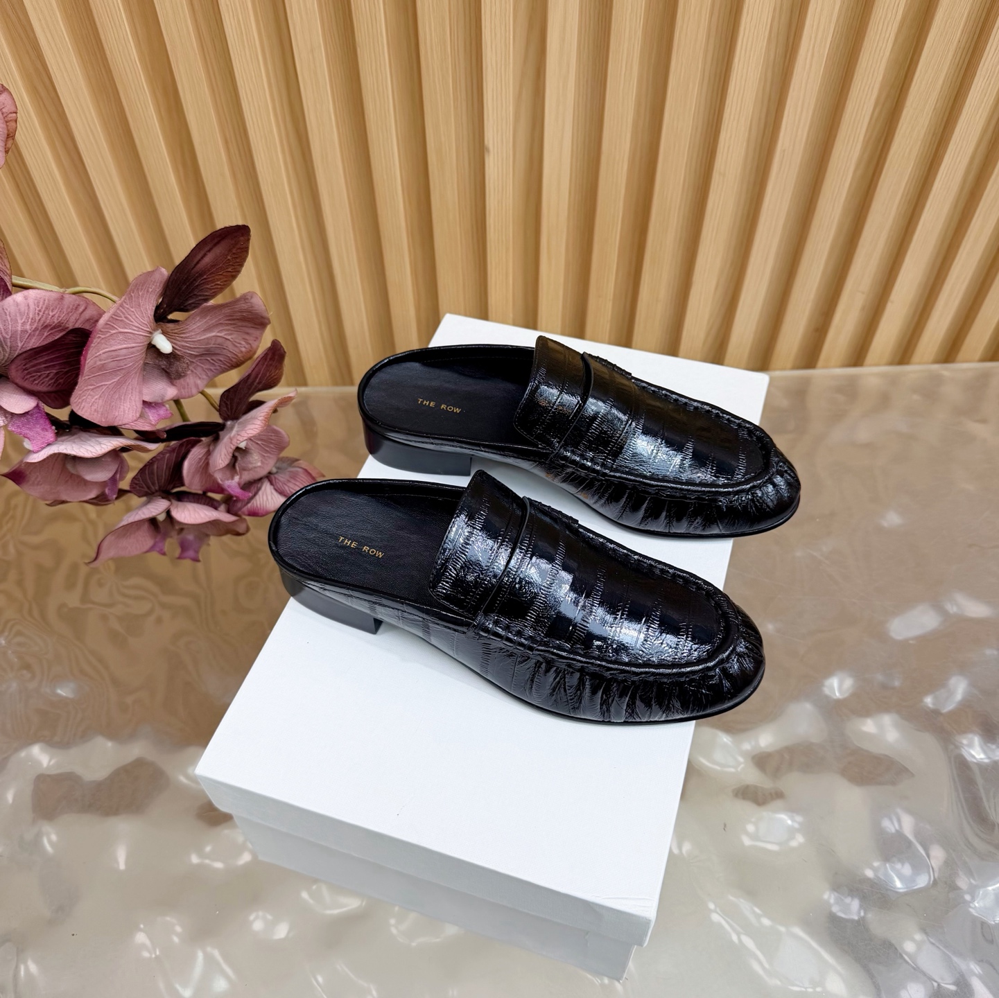 NO:710734,High-quality niche trendy brand The row25 spring and summer French retro simple style loafers —————————— Queen of retro temperament The entire shoe shape is simple and elegant, very clean and easy to match!  It can also be easily used for daily wear, dates and parties, etc.!  Wearing it makes your feet look slimmer and visually lengthens your legs!  Anyone who sees this texture will shout YYDS! It exudes a sense of nobility from the inside out ~ full of luster!  Plus it’s comfortable and durable!  It is light and comfortable to wear, and your feet are not tired at all when walking!  It can be used for daily commuting, shopping, etc.!  The upper is made of imported cowhide, the lining is sheepskin, and the injection molded leather outsole is imported from Italy. Size: 35-40 (40 and 41 are custom-made and cannot be returned or exchanged). Comes with original packaging, semi-trailers, loafers, cowhide, sheepskin, and Leather soles.19860909高品质小众潮牌The row25春夏法式复古简易风 乐福鞋 单鞋 ———————————— 复古气质女王 整个鞋型简约大气,很干净利落又好搭配！日常穿搭、约会聚会等也能轻松驾驭！ 穿上很显脚瘦,又在视觉上拉腿长！这质感,任谁看了都高呼YYDS!由内到外散发着贵气感~光泽感拉满！而且舒适又耐穿！穿着轻便舒服,走路完全不累脚！日常通勤、逛街等统统都能hold得住！ 鞋面采用进口牛皮 内里垫脚羊皮 意大利进口注塑真皮大底 码数: 35-40（40、41定做不退换） 配原版包装,半拖,loafers,cowhide,sheepskin,Leather soles,Women's Shoes