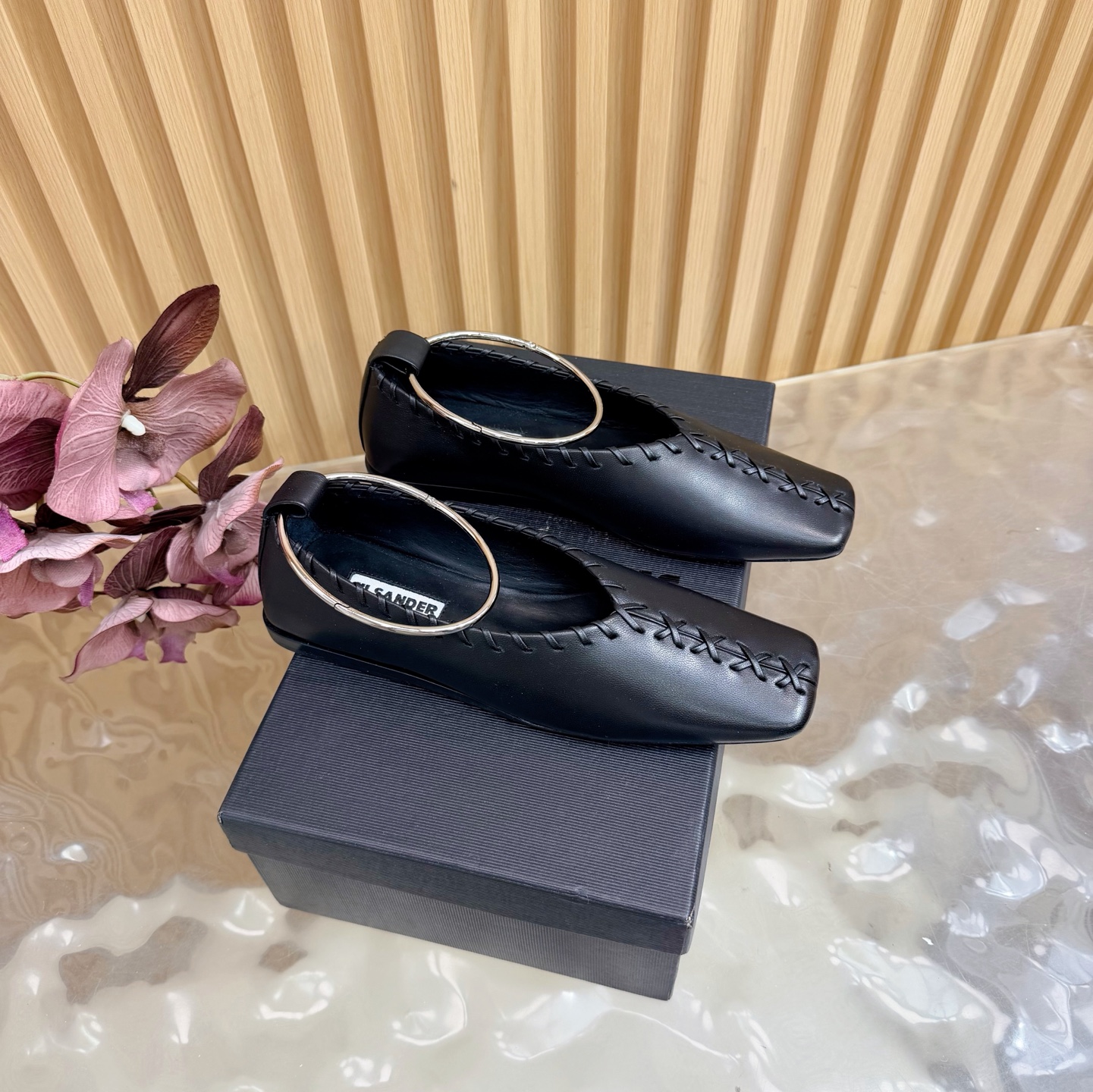 NO:710731,JILSANDER's personalized and trendy new products, genuine purchase and development, perfect reproduction of one-to-one method, classic line design, a versatile summer item, loved by Internet celebrity bloggers and ladies, various praises on social platforms, extremely popular, high texture, breathable and super comfortable. Imported hybrid sheepskin upper, sheepskin lining, genuine leather outsole, size 35-41 (customized for 40, 41), single shoes, jil  sander,sheepskin,Leather soles19860909JILSANDER个性潮流新品、正品购入开发、完美复刻一比一做法、经典的线条设计、炒鸡百搭的一款夏季单品, 网红博主小姐姐们的挚爱,社交平台的各种夸赞,人气超高质感透气超级舒适 鞋面进口混种羊皮 内里羊皮 大底真皮大底 码数35-41（40、41定制）,单鞋,jil sander,sheepskin,Leather soles,Women's Shoes