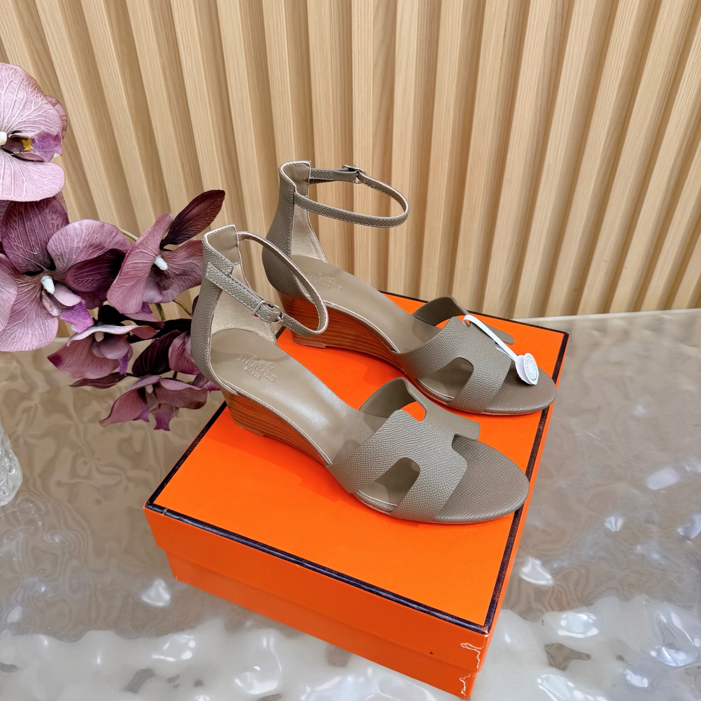 NO:708014,Hermès/Hermès classic waterproof platform wedge-heeled thick-soled sandals —————————— Extremely retro design, strong exotic style, full of fashion, and stylish when worn casually. The simple style is great when paired with a high-end feel. It’s hard not to love the versatile colors and smooth lines!  The fabric is made of imported calfskin/ pebbled cowhide, the inner pads are all lambskin, the Italian imported cowhide outsole Size35-39 (customized 40/41/42), high heels and sandals, hermes, hermes, sandals, high heels, cowhide, sheepskin19860909Hermès/爱马仕经典防水台坡跟厚底凉鞋 —————————— 极约复古的设计 浓厚的异域风情 时髦感十足、随便上脚都很有腔调 简简单单的款式随便搭配一下高级感就很棒 百搭的颜色流畅的线条很难不爱！ 面料采用进口小牛皮/荔枝纹牛皮 内里垫脚均为小羊皮 意大利进口牛皮大底 Size35-39(40/41/42定制）,高跟鞋凉鞋,hermes,hermes,sandals,high heels,cowhide,sheepskin,Women's Shoes