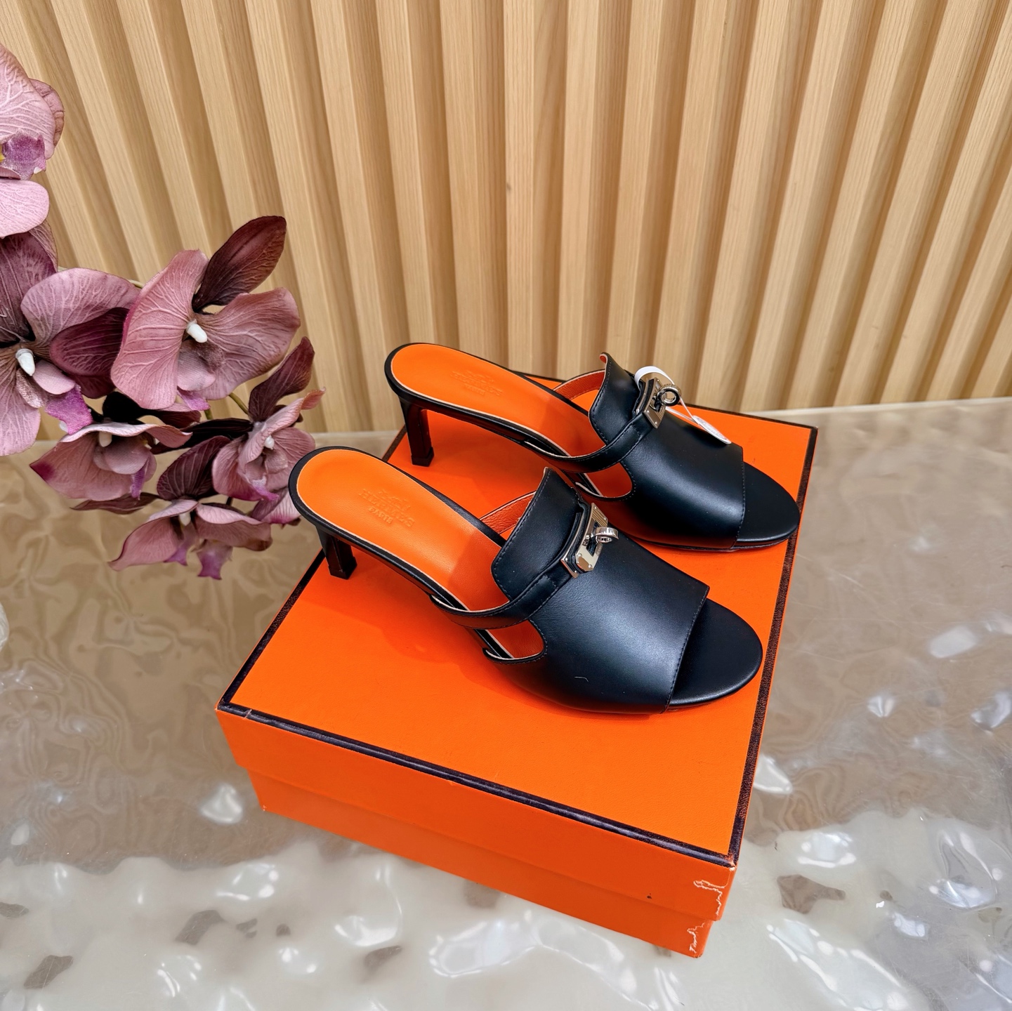 NO:708002,Hermès/Hermès classic kelly buckle high-heeled slippers/sandals —————————— Extremely retro design, strong exotic style, full of fashion, and stylish when worn casually. The simple style is great when paired with a high-end feel. It’s hard not to love the versatile colors and smooth lines!  The fabric is made of imported calfskin/ pebbled cowhide. The inner foot pads are all lambskin. The Italian imported cowhide outsole. The heel height is 7cm. Size35-39 (40/41/42 customized), high heels and slippers, hermes, hermes, sandals, high heels, slippers, cowhide, sheepskin.19860909Hermès/爱马仕经典kelly扣高跟拖鞋/凉鞋 —————————— 极约复古的设计 浓厚的异域风情 时髦感十足、随便上脚都很有腔调 简简单单的款式随便搭配一下高级感就很棒 百搭的颜色流畅的线条很难不爱！ 面料采用进口小牛皮/荔枝纹牛皮 内里垫脚均为小羊皮 意大利进口牛皮大底 跟高7cm Size35-39(40/41/42定制）,高跟鞋拖鞋,hermes,hermes,sandals,high heels,slippers,cowhide,sheepskin,Women's Shoes