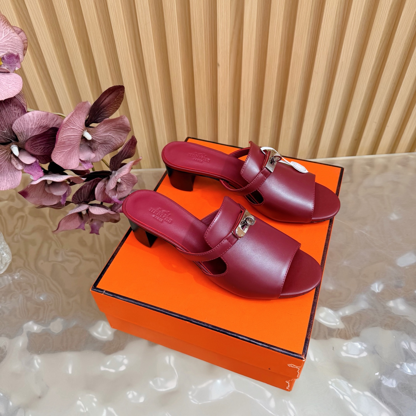 NO:708009,Hermès/Hermès classic kelly buckle high-heeled slippers/sandals —————————— Extremely retro design, strong exotic style, full of fashion, and stylish when worn casually. The simple style is great when paired with a high-end feel. It’s hard not to love the versatile colors and smooth lines!  The fabric is made of imported calfskin/ pebbled cowhide. The inner foot pads are all lambskin. The leather outsole is imported from Italy. The heel height is 4.5cm. Size35-39 (40/41/42 customized), high heels and slippers, hermes, hermes, sandals, high heels, slippers, cowhide, sheepskin.19860909Hermès/爱马仕经典kelly扣高跟拖鞋/凉鞋 —————————— 极约复古的设计 浓厚的异域风情 时髦感十足、随便上脚都很有腔调 简简单单的款式随便搭配一下高级感就很棒 百搭的颜色流畅的线条很难不爱！ 面料采用进口小牛皮/荔枝纹牛皮 内里垫脚均为小羊皮 意大利进口牛皮大底 跟高4.5cm Size35-39(40/41/42定制）,高跟鞋拖鞋,hermes,hermes,sandals,high heels,slippers,cowhide,sheepskin,Women's Shoes