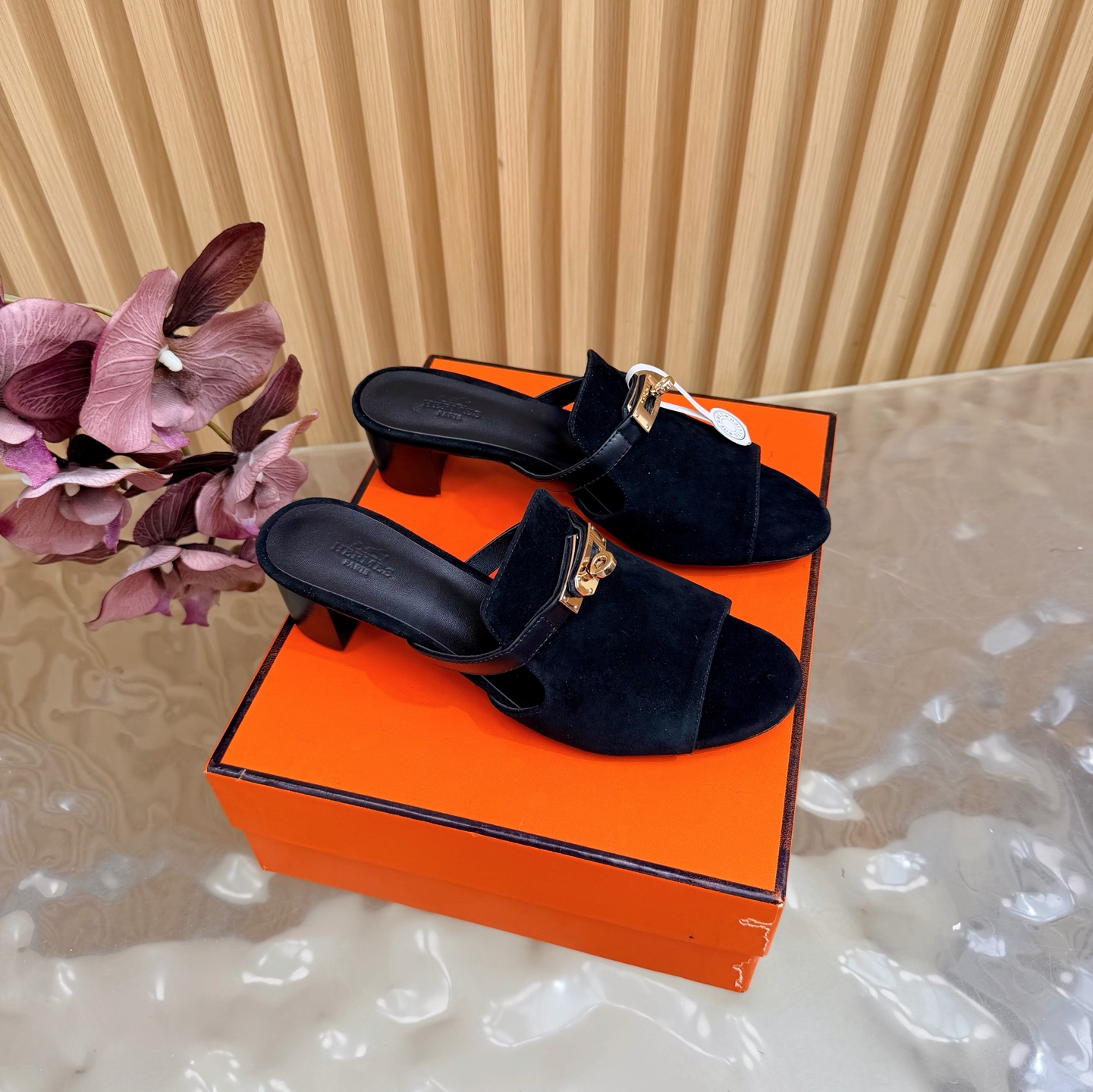 NO:708011,Hermès/Hermès classic kelly buckle high-heeled slippers/sandals —————————— Extremely retro design, strong exotic style, full of fashion, and stylish when worn casually. The simple style is great when paired with a high-end feel. It’s hard not to love the versatile colors and smooth lines!  The fabric is made of imported calfskin/ pebbled cowhide. The inner foot pads are all lambskin. The Italian imported cowhide outsole. The heel height is 7cm. Size35-39 (40/41/42 customized), high heels and slippers, hermes, hermes, sandals, high heels, slippers, cowhide, sheepskin.19860909Hermès/爱马仕经典kelly扣高跟拖鞋/凉鞋 —————————— 极约复古的设计 浓厚的异域风情 时髦感十足、随便上脚都很有腔调 简简单单的款式随便搭配一下高级感就很棒 百搭的颜色流畅的线条很难不爱！ 面料采用进口小牛皮/荔枝纹牛皮 内里垫脚均为小羊皮 意大利进口牛皮大底 跟高7cm Size35-39(40/41/42定制）,高跟鞋拖鞋,hermes,hermes,sandals,high heels,slippers,cowhide,sheepskin,Women's Shoes