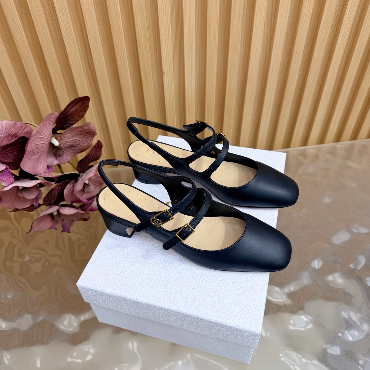 NO:707991,DIOR2026/ Spring and summer new CD buckle high-heeled temperament single shoes, this style is exactly what girls like ———————— (purchase level) comes with an airplane case, continuing the D family’s timeless classics!  This shoe is low-key yet gorgeous, sexy yet not ostentatious. The shape of the shoe is a delicate style that everyone loves. It is very slim. The entire curvature of the side perfectly shows the curve of the foot. It has a mature feminine flavor but also a lively girlish feel. It looks so good on the foot. It is worth recommending. Go material. Imported cowhide leather for the upper (very good feel). Mixed sheepskin lining. Outsole. Imported cowhide leather outsole from Italy. Heel height 4cm.  Size 35/41 (40/41 customization is non-refundable), high heels and sandals, dior, dior, sandals, high heels, cowhide, sheepskin19860909DIOR2026/ 春夏新品 CD扣高跟气质单鞋这款完全长在女生喜欢的点上 —————————（代购级别）配飞机盒 延续D家永恒经典！这款鞋低调不失华丽 性感又不显张扬 鞋型是大家都爱的秀气款 非常非常显瘦 侧面整个弧度将脚部曲线完美展现 既有成熟女人味 又不乏一丝活泼少女感, 上脚也太好看了,值得推荐 Go 材质 鞋面进口牛皮（手感非常好） 内里混种羊皮 大底意大利进口牛皮大底 跟高 4cm 码数35/41（40/41定制不退换）,高跟鞋凉鞋,dior,dior,sandals,high heels,cowhide,sheepskin,Women's Shoes