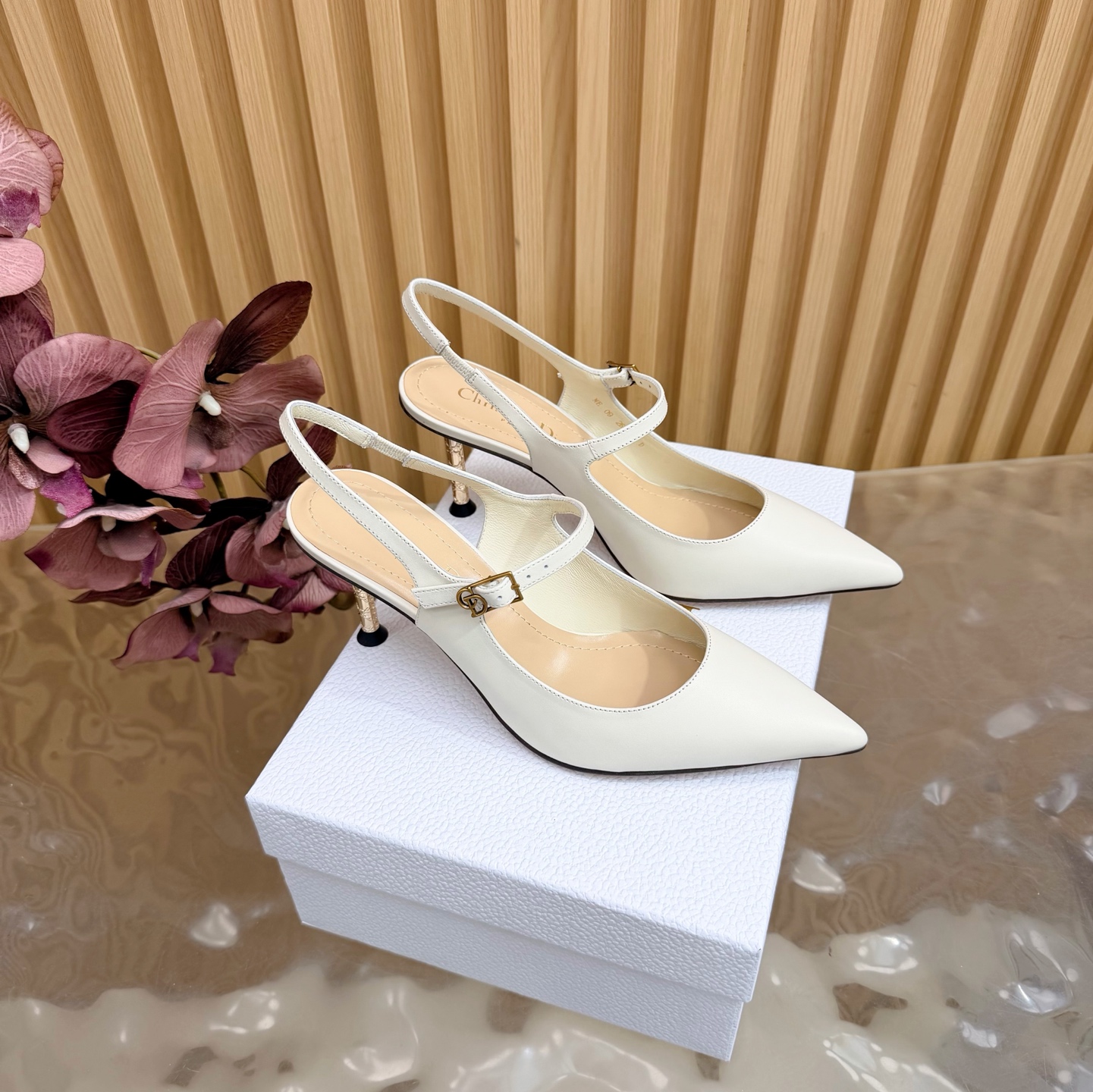 NO:707993,DIOR2026/ Spring and summer new CD buckle high-heeled temperament single shoes, this style is exactly what girls like ———————— (purchase level) comes with an airplane case, continuing the D family’s timeless classics!  This shoe is low-key yet gorgeous, sexy yet not ostentatious. The shape of the shoe is a delicate style that everyone loves. It is very slim. The entire curvature of the side perfectly shows the curve of the foot. It has a mature feminine flavor and a lively girlish feel. It also looks great on the foot. It is worth recommending. Go material. Imported cowhide leather for the upper (very good feel). Mixed sheepskin lining. Outsole. Imported cowhide leather outsole from Italy. Heel height 8.5cm.  Size 35/41 (40/41 customization is non-refundable), high heels and sandals, dior, dior, sandals, high heels, cowhide, sheepskin19860909DIOR2026/ 春夏新品 CD扣高跟气质单鞋这款完全长在女生喜欢的点上 —————————（代购级别）配飞机盒 延续D家永恒经典！这款鞋低调不失华丽 性感又不显张扬 鞋型是大家都爱的秀气款 非常非常显瘦 侧面整个弧度将脚部曲线完美展现 既有成熟女人味 又不乏一丝活泼少女感, 上脚也太好看了,值得推荐 Go 材质 鞋面进口牛皮（手感非常好） 内里混种羊皮 大底意大利进口牛皮大底 跟高 8.5cm 码数35/41（40/41定制不退换）,高跟鞋凉鞋,dior,dior,sandals,high heels,cowhide,sheepskin,Women's Shoes