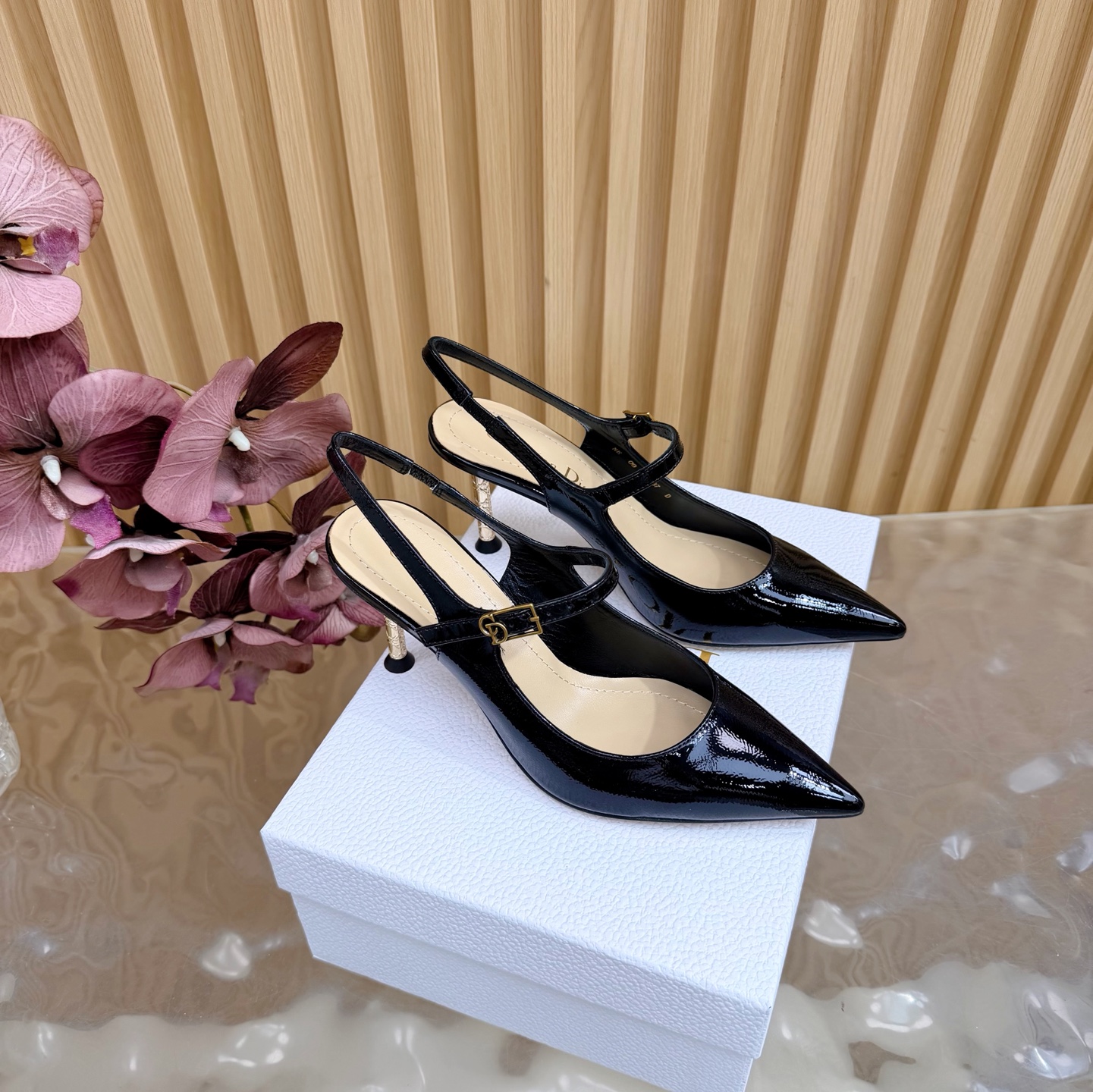 NO:708000,DIOR2026/ Spring and summer new CD buckle high-heeled temperament single shoes, this style is exactly what girls like ———————— (purchase level) comes with an airplane case, continuing the D family’s timeless classics!  This shoe is low-key yet gorgeous, sexy yet not ostentatious. The shape of the shoe is a delicate style that everyone loves. It is very slim. The entire curvature of the side perfectly shows the curve of the foot. It has a mature feminine flavor but also a lively girlish feel. It looks so good on the foot. It is worth recommending. Go material. Imported cowhide leather for the upper (very good feel). Mixed sheepskin lining. Outsole. Imported cowhide leather outsole from Italy. Heel height 4cm.  Size 35/41 (40/41 customization is non-refundable), high heels and sandals, dior, dior, sandals, high heels, cowhide, sheepskin19860909DIOR2026/ 春夏新品 CD扣高跟气质单鞋这款完全长在女生喜欢的点上 —————————（代购级别）配飞机盒 延续D家永恒经典！这款鞋低调不失华丽 性感又不显张扬 鞋型是大家都爱的秀气款 非常非常显瘦 侧面整个弧度将脚部曲线完美展现 既有成熟女人味 又不乏一丝活泼少女感, 上脚也太好看了,值得推荐 Go 材质 鞋面进口牛皮（手感非常好） 内里混种羊皮 大底意大利进口牛皮大底 跟高 4cm 码数35/41（40/41定制不退换）,高跟鞋凉鞋,dior,dior,sandals,high heels,cowhide,sheepskin,Women's Shoes