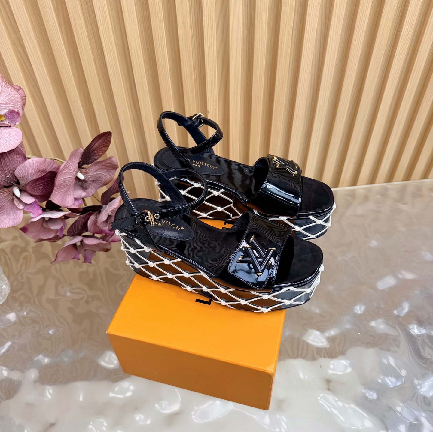 NO:707986,2026 spring and summer new Louis Vuitton, Louis Vuitton LV spring and summer new thick heel, platform sandals —————————————— Gaining height is no longer a dream, wear it with perfect confidence. Fashionable and versatile style, you can wear long legs in one second Louis  Vuitton/Louis Vuitton women's LV letter high-heeled sandals. The Shake open hip design on the back of this V sandal is made of imported calfskin. The bold design color presentation perfectly enhances its modern lines. It is famous for its iconic V-line wide heel and exquisite details with brand letters. Inspired by the iconic opening of the Twist bag, timeless Louis Vuitton signature elegance ————————————— Fabric original patent leather Lining high-quality sheepskin Insole high-quality sheepskin  The original sole is 1:1 open private mold pattern rubber, heel height 9cm, size 35-42 (customized at 40.41.42), high heels sandals, louis vuitton, louis vuitton, louis vuitton, sandals, high heels, cowhide, sheepskin198609092026春夏新款Louis Vuitton、路易威登LV春夏新款粗跟、防水台凉鞋 —————————————— 增高再也不是梦,穿出完美自信感 时尚潮流百搭款,一秒穿出大长腿 Louis Vuitton/路易威登女款LV字母高跟凉鞋,此款V家凉鞋背面的Shake开放式臀部设计由进口小牛皮制成,大胆设计的色彩呈现,完美提升其现代线条,以其标志性的V行宽跟和带有品牌字母的精致细节而著称,灵感来自Twist包的标志性开舍,永恒的路易威登签名优雅 ——————————————— 面料原版漆皮 里料优质羊皮 鞋垫优质羊皮 鞋底原版1:1开私模花纹橡胶 跟高9cm 码数35—42（40.41.42定做）,高跟鞋凉鞋,louis vuitton,louis vuitton,louis vuitton,sandals,high heels,cowhide,sheepskin,Women's Shoes