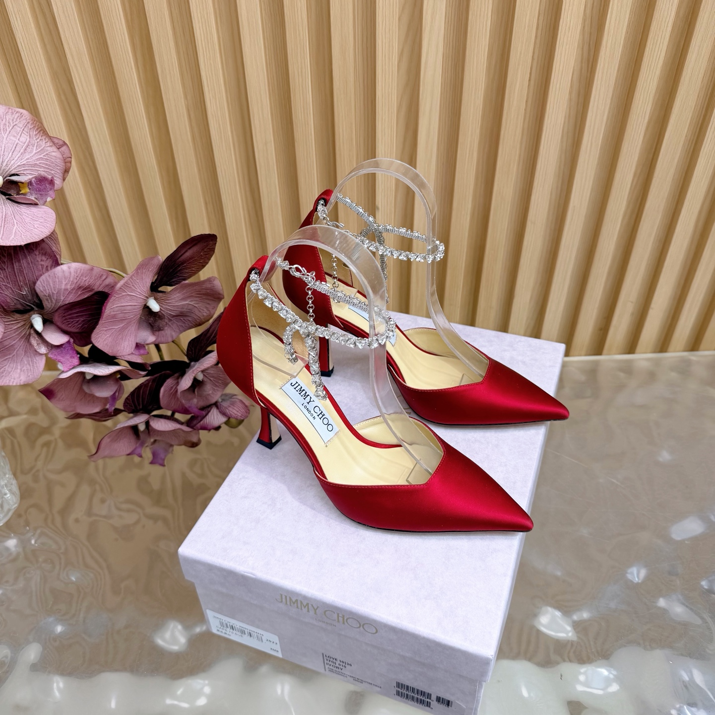 NO:707978,2026 new Jimmy Choo classic silk chain, thick-heeled shoes, JC's timeless classic, simple design ——————————— Full of girly style, both modern and retro. The overall version has no fancy matching design. It can be the finishing touch for a very simple dress or jeans. The upper is made of imported silk, the lining is imported mixed sheepskin, the Italian imported cowhide outsole, the heel height is 9cm  Size 35-39 (customized 34/40/41), high heels sandals,jimmy choo,chanel,sandals,high heels,skirts,jeans,cowhide,sheepskin,real silk198609092026新款 Jimmy Choo周仰杰经典真丝链条 粗跟单鞋 JC家永恒经典之作 简约设计 ——————————— 满满的少女风 既摩登又复古的味道 整体版型没有什么花里胡哨的搭配设计 非常的简连衣裙还是牛仔裤  它都能成为点睛之笔 鞋面采用进口真丝 内里进口混种羊皮 意大利进口牛皮大底 跟高9cm 码数35-39（34/40/41定制）,高跟鞋凉鞋,jimmy choo,chanel,sandals,high heels,skirts,jeans,cowhide,sheepskin,real silk,Women's Shoes